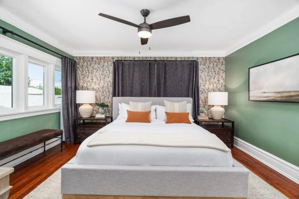 Bed in Grape Escape Inn & Suites