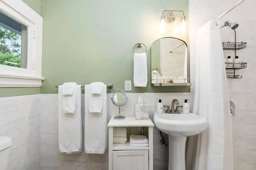 Shower in Grape Escape Inn & Suites