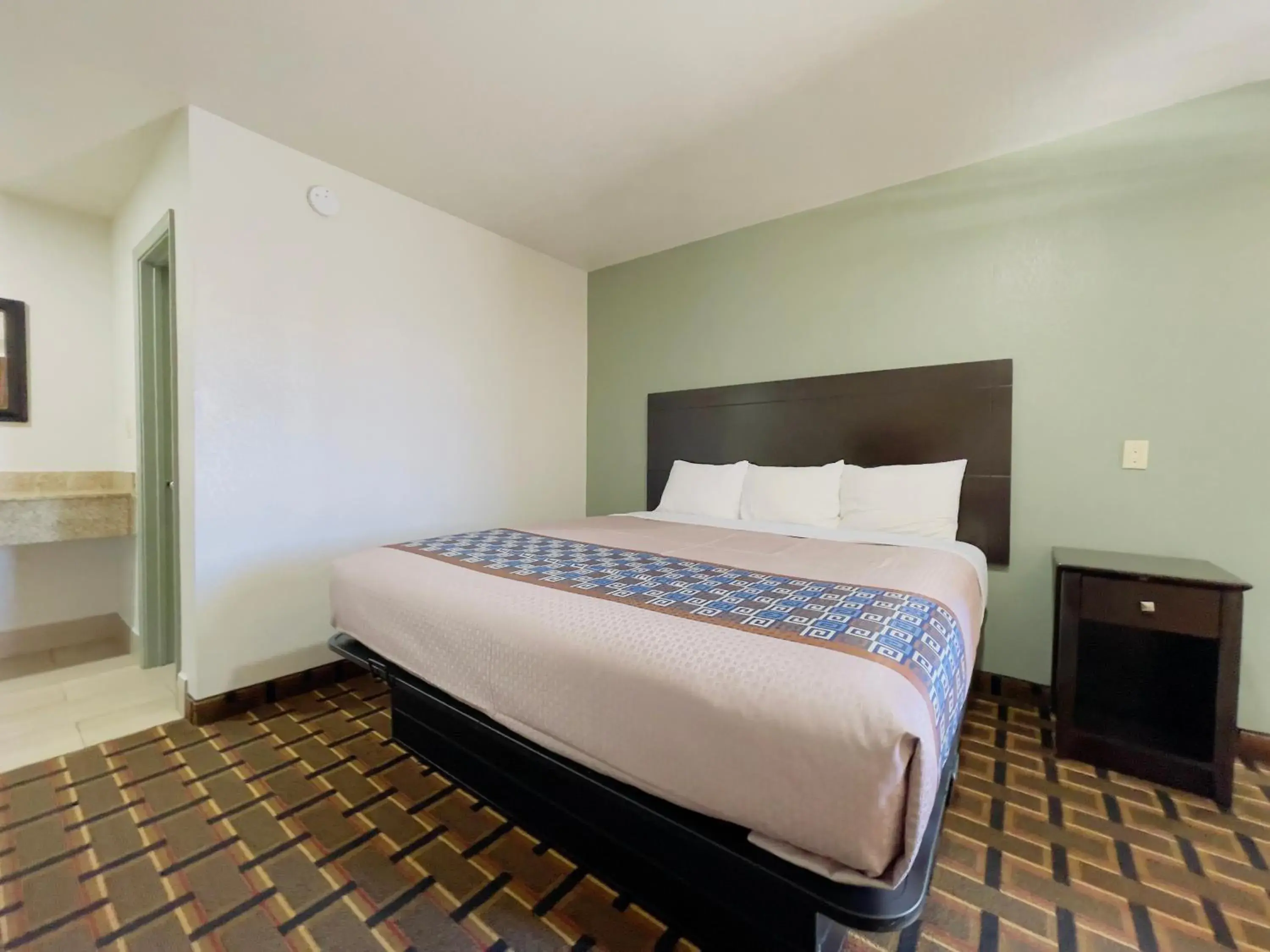 Superior King Room in Budget Inn Ada Superior King Room in Budget Inn Ada