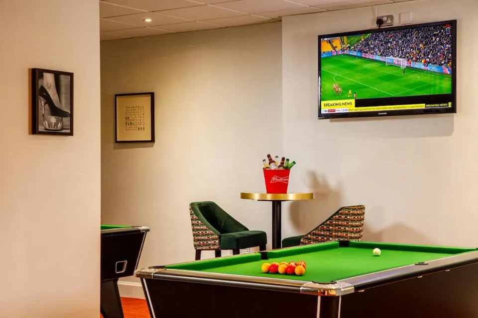 Communal lounge/ TV room in Mercure Telford Centre Hotel