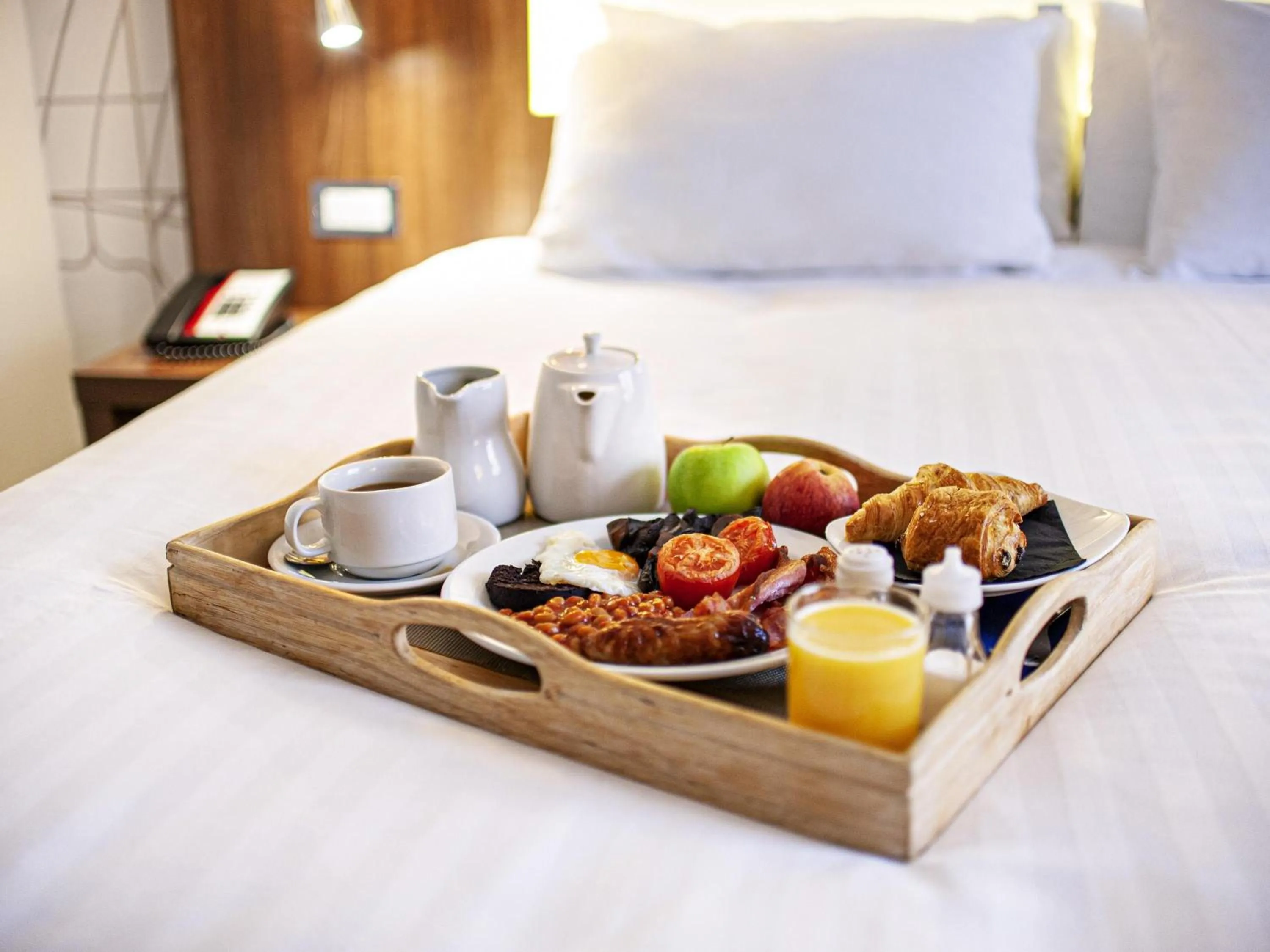 Bedroom, Bed in Mercure Telford Centre Hotel