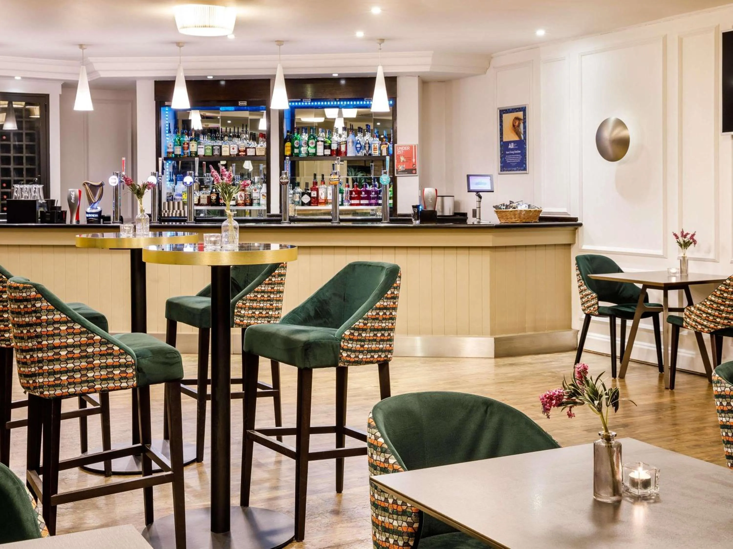 Lounge or bar in Mercure Telford Centre Hotel