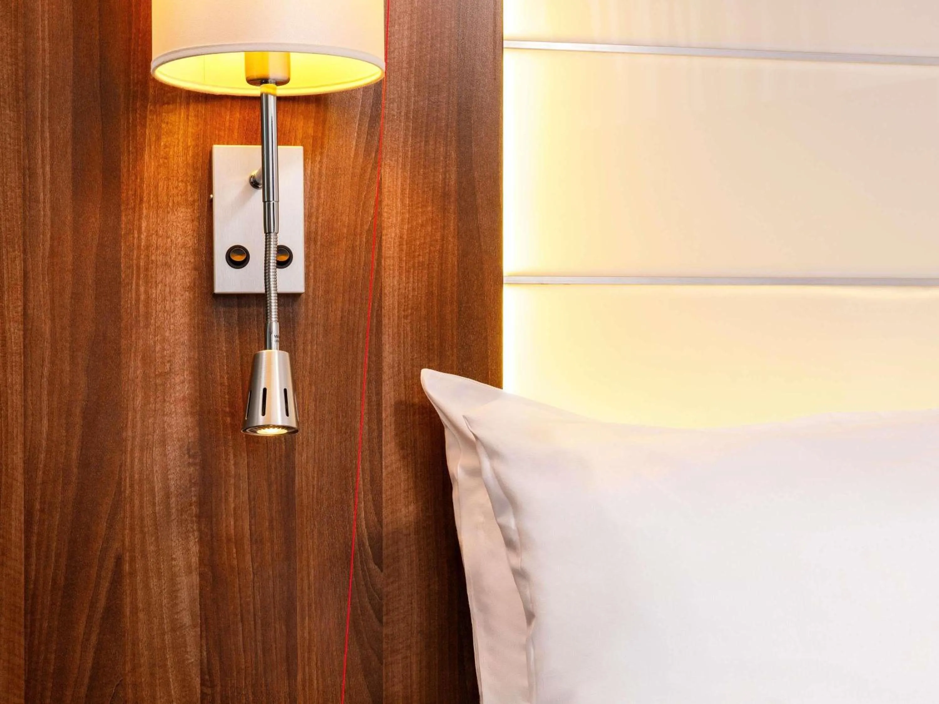 Bedroom, Bed in Mercure Telford Centre Hotel