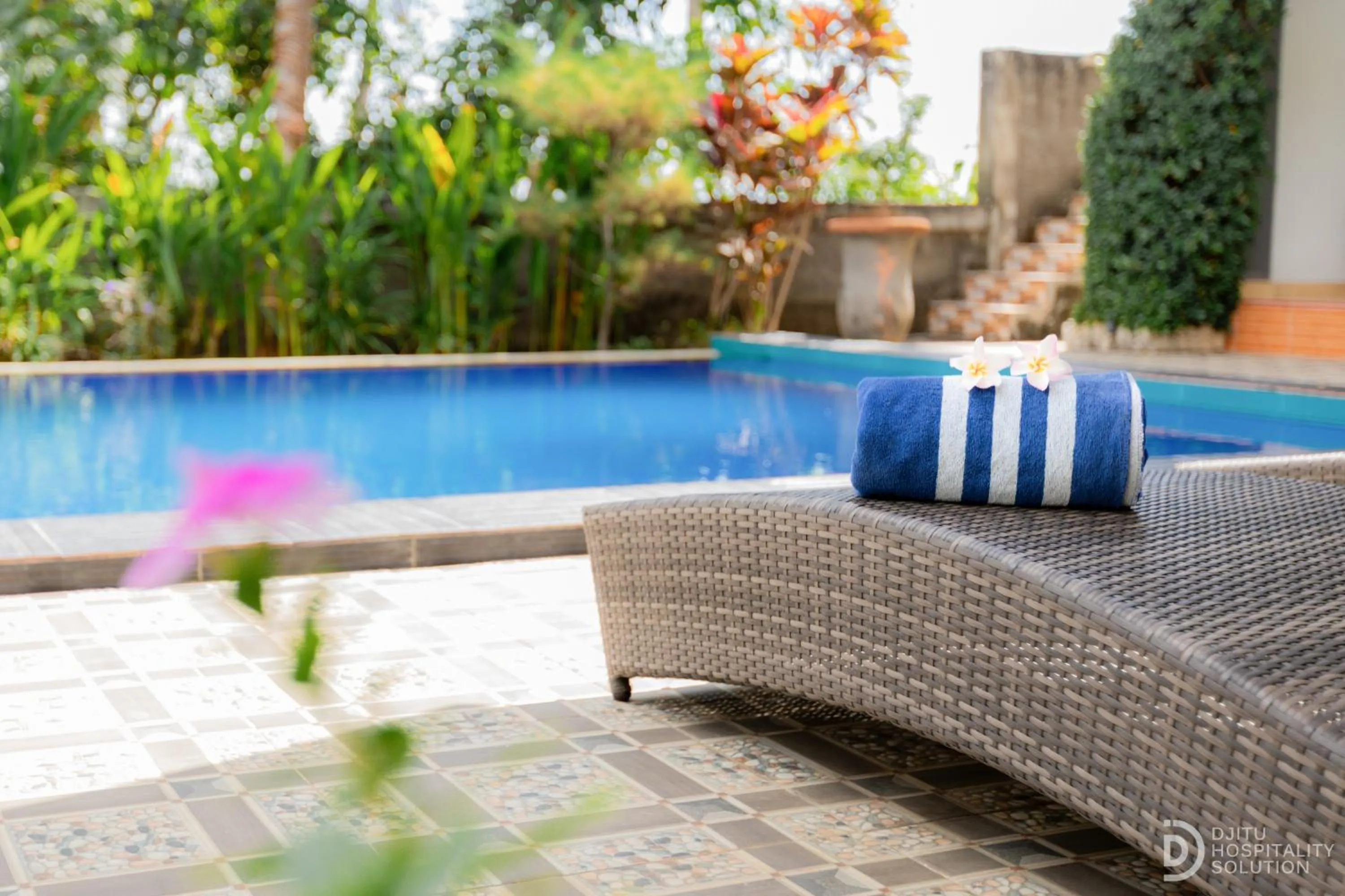 Swimming pool in Tinggian Hill Retreat