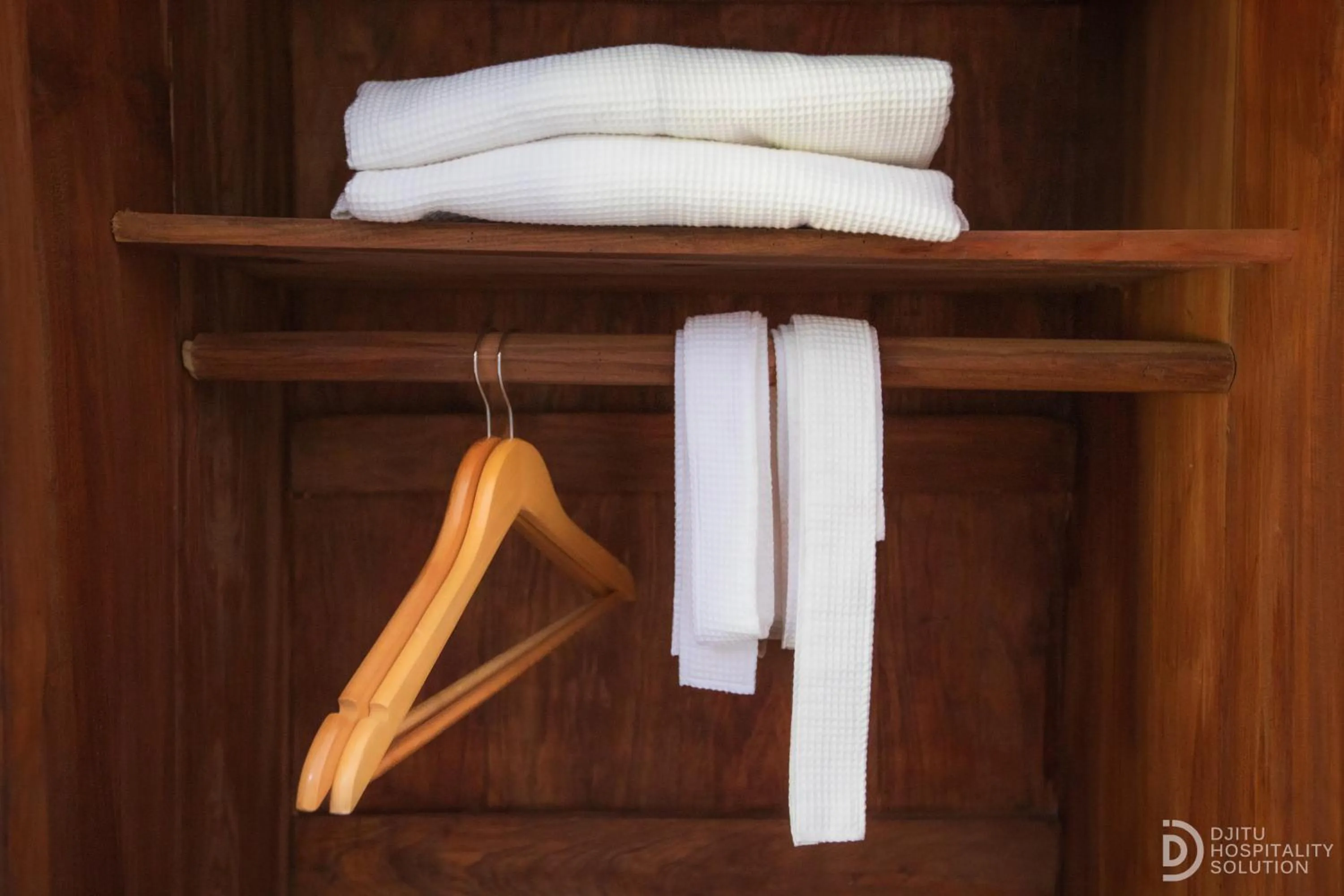 wardrobe in Tinggian Hill Retreat