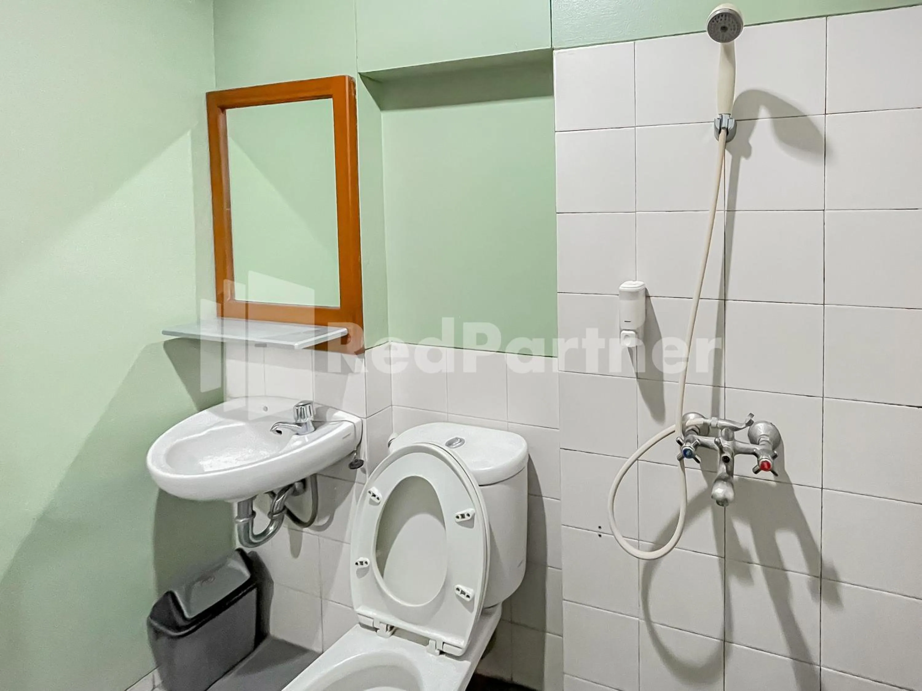 Bathroom in Sang Surya GuestHouse Syariah Near RS Hasan Sadikin Mitra RedDoorz