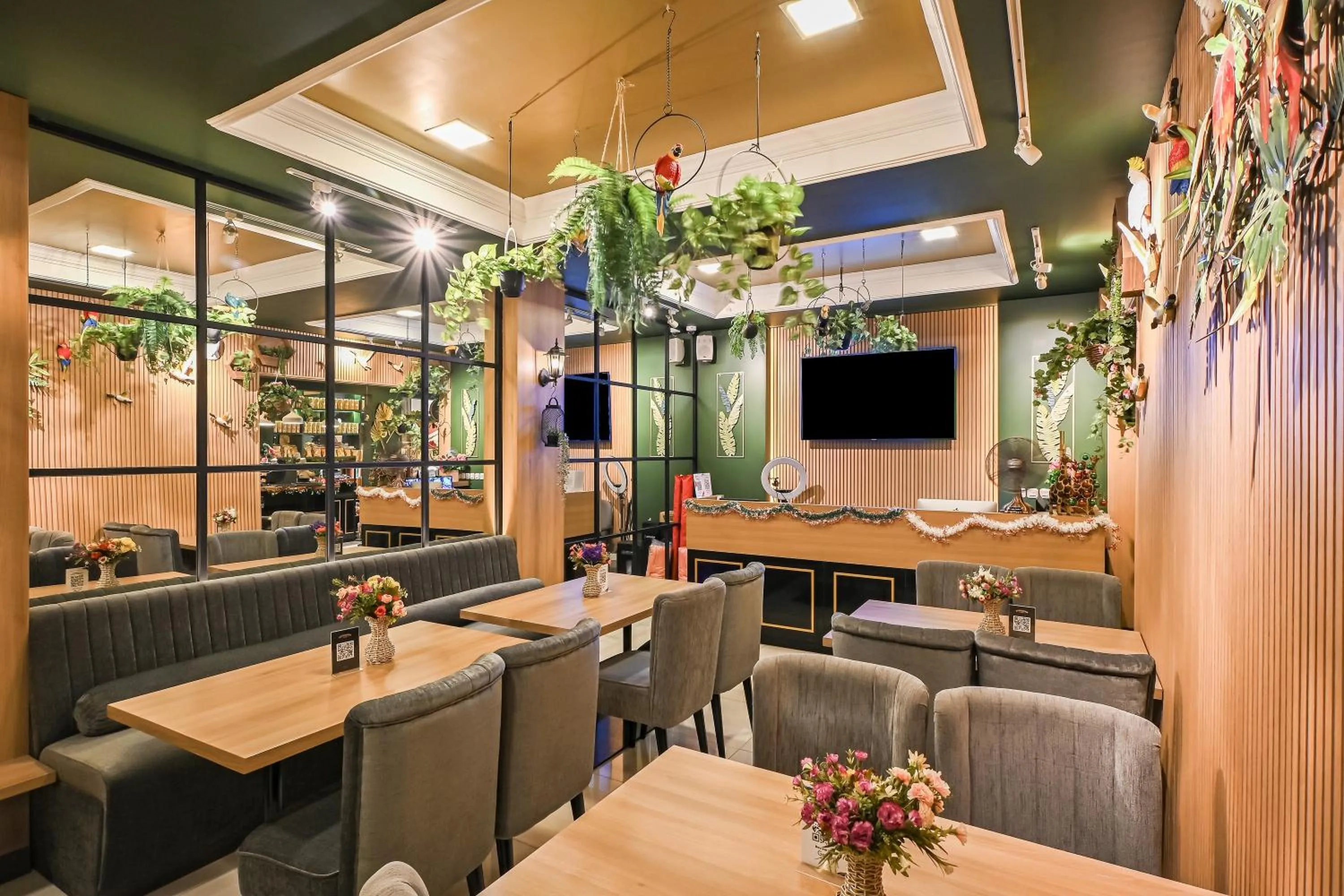 Restaurant/places to eat in Bangreng Inn