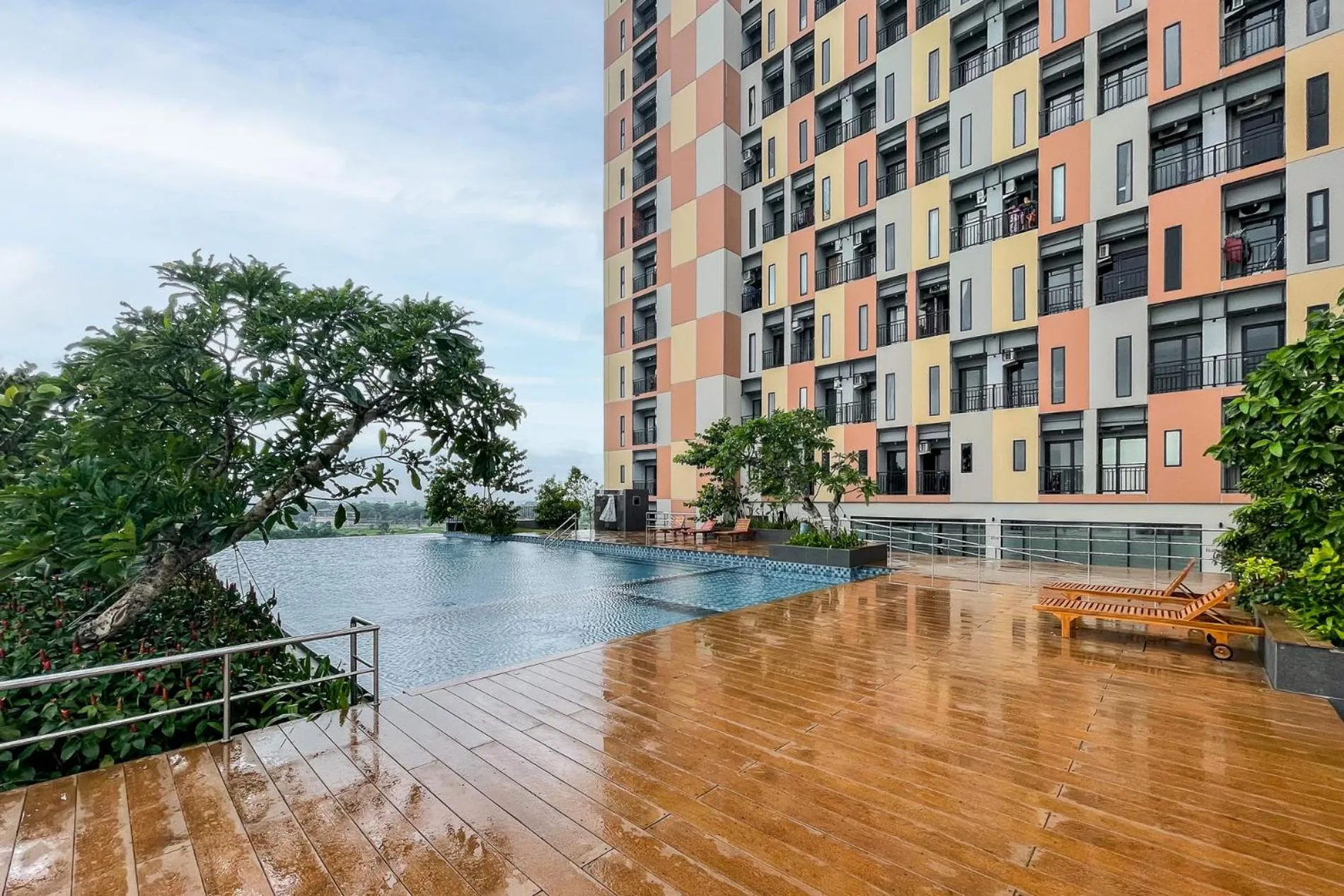 Swimming pool in RedLiving Apartemen Sayana - Premium Property