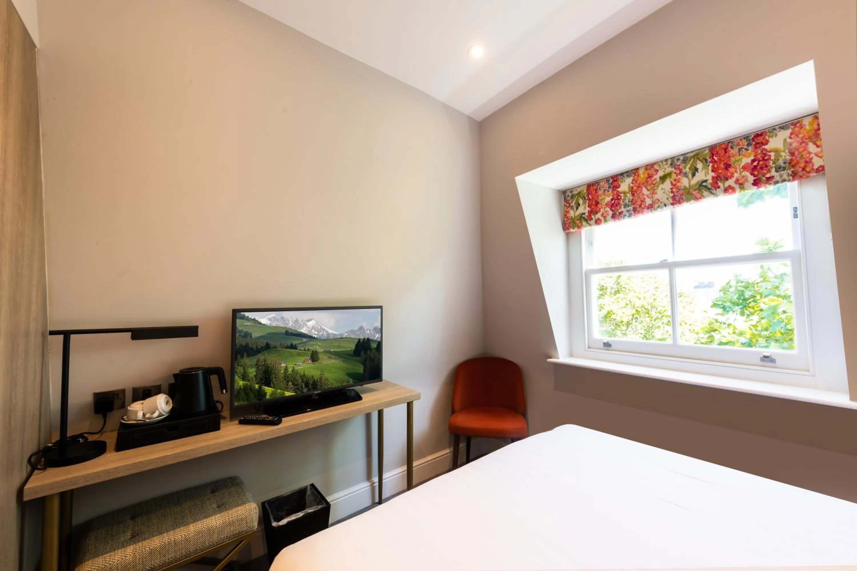 Bedroom, Bed in Byron Hotel