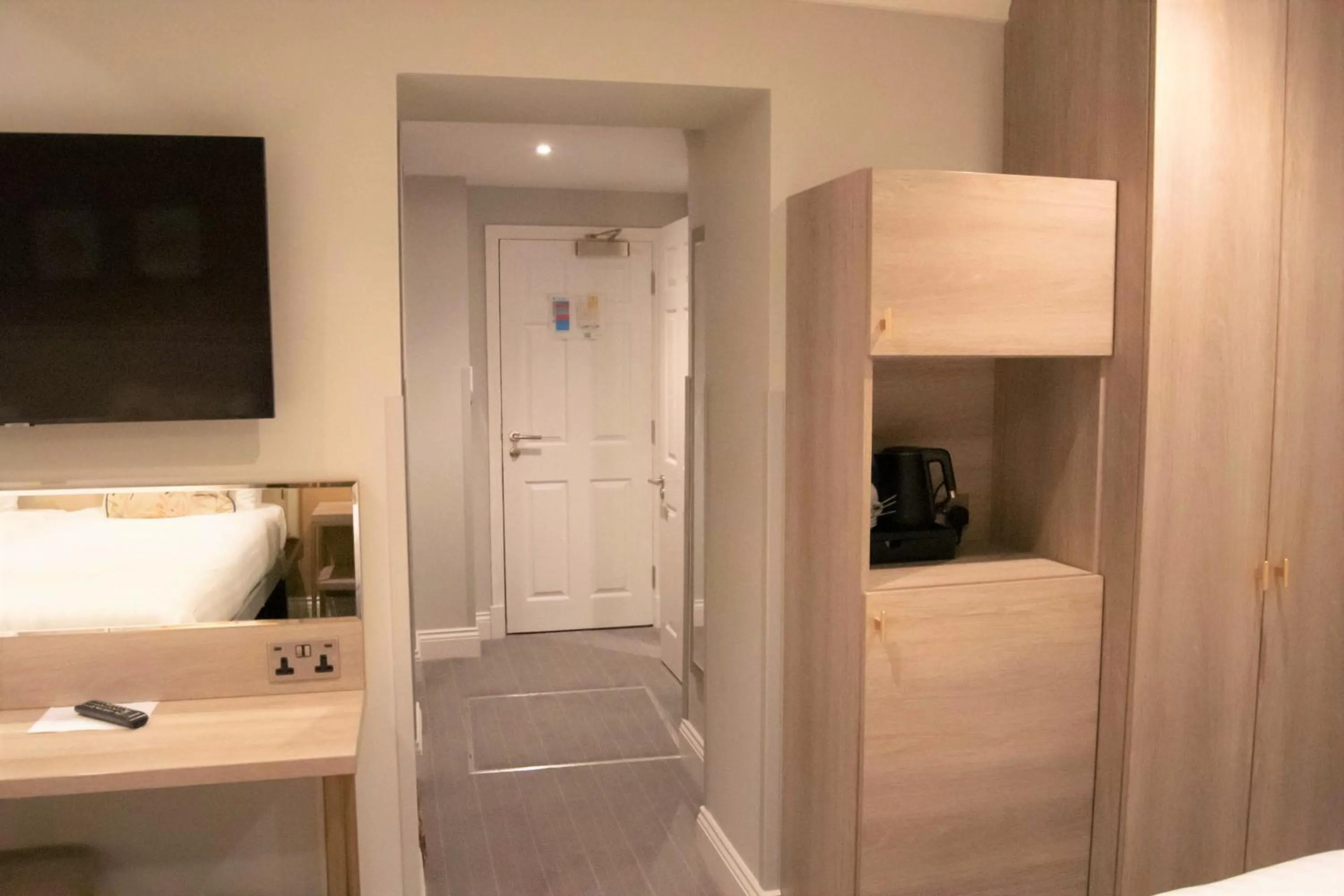 Bedroom, Bed in Byron Hotel