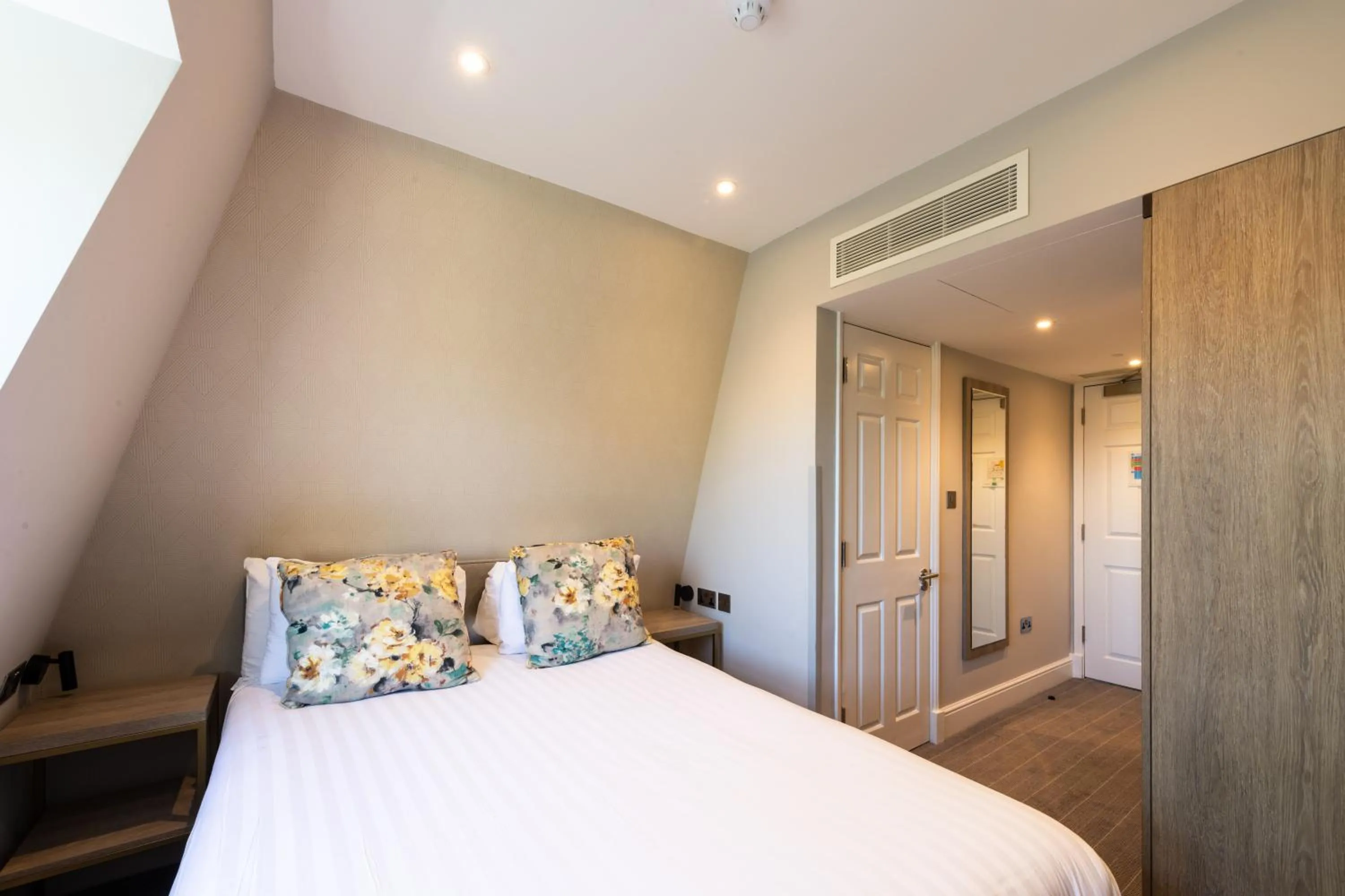 Bedroom, Bed in Byron Hotel