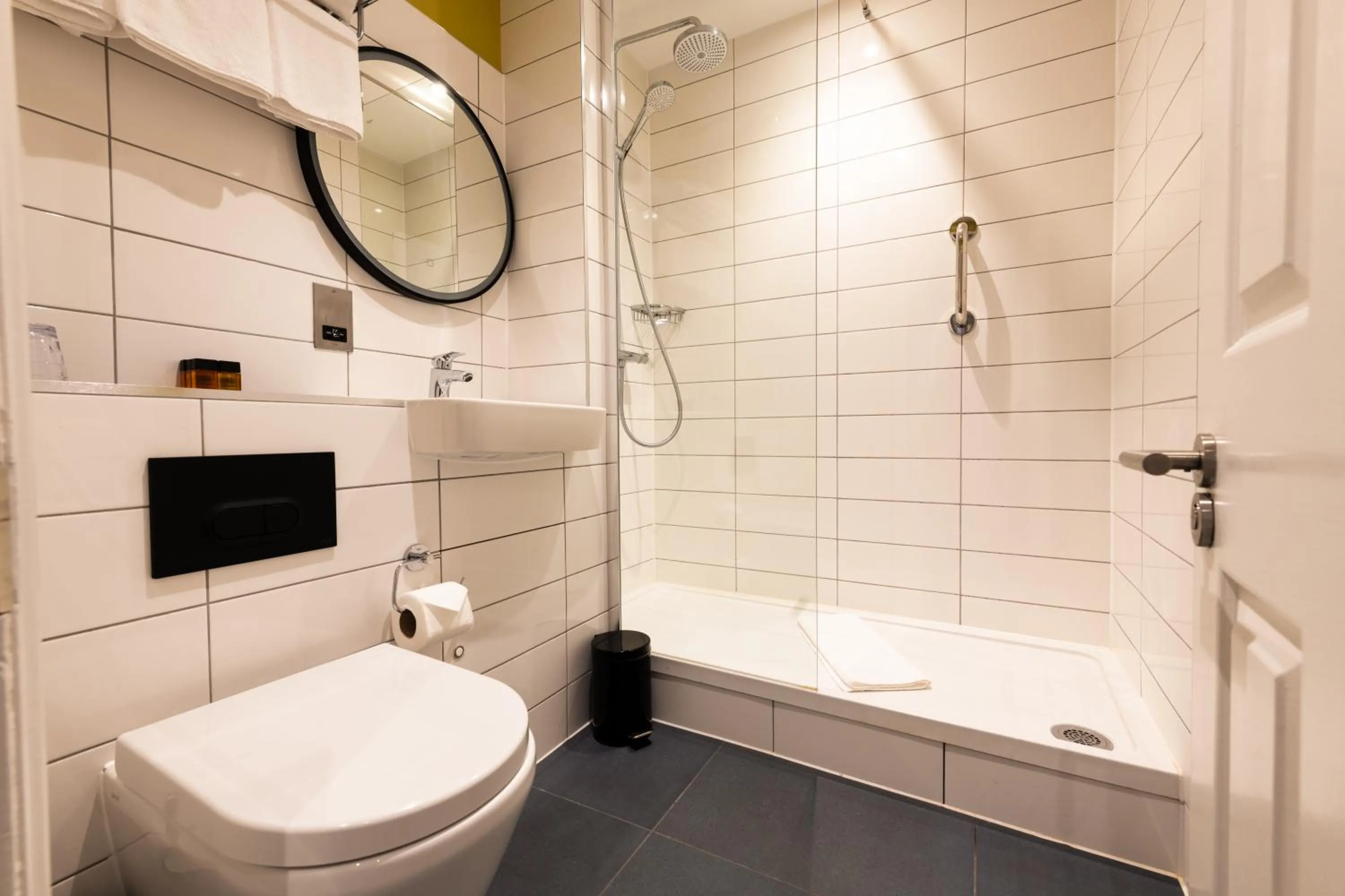 Bedroom in Byron Hotel