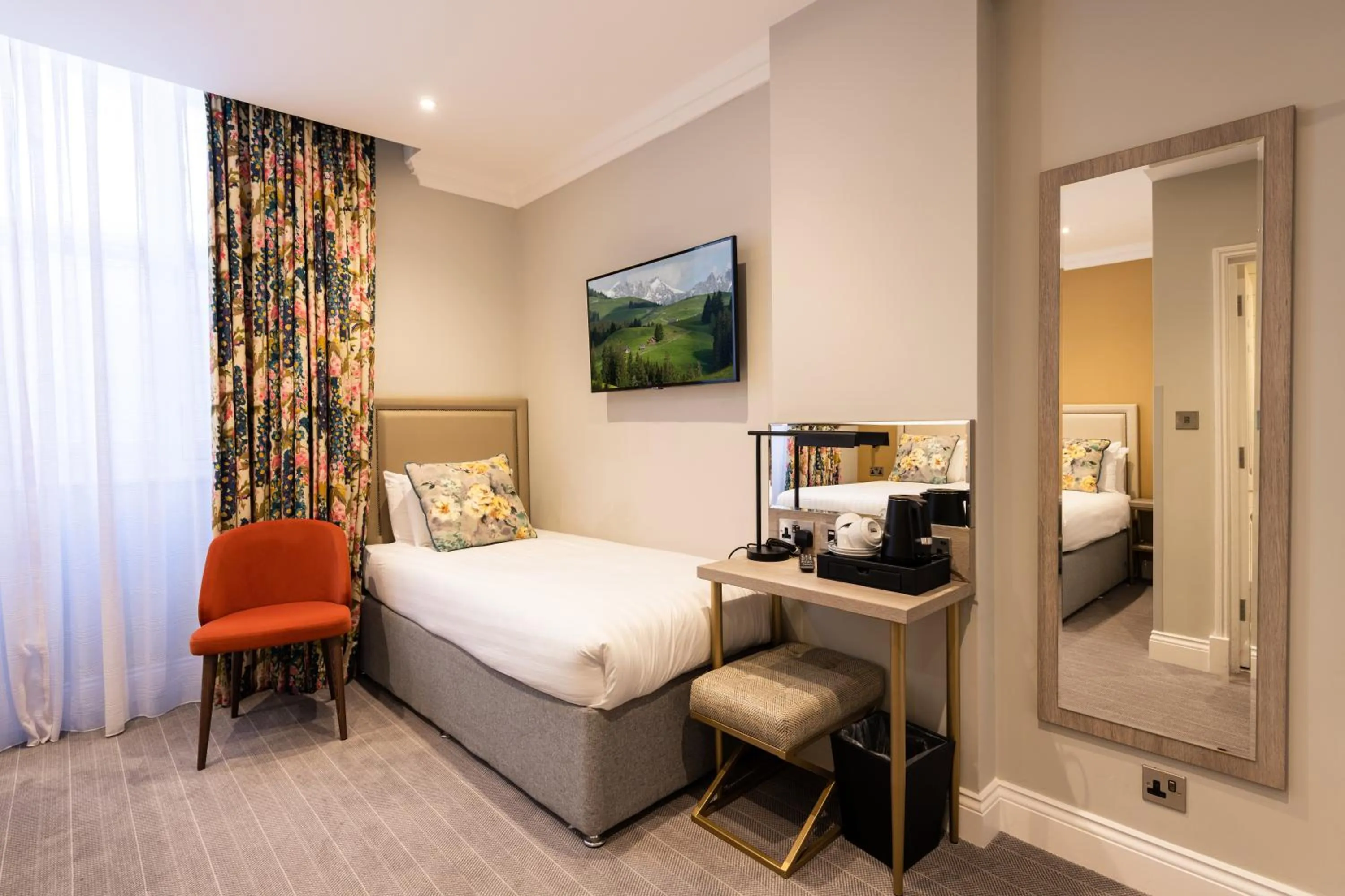 Bedroom, Bed in Byron Hotel