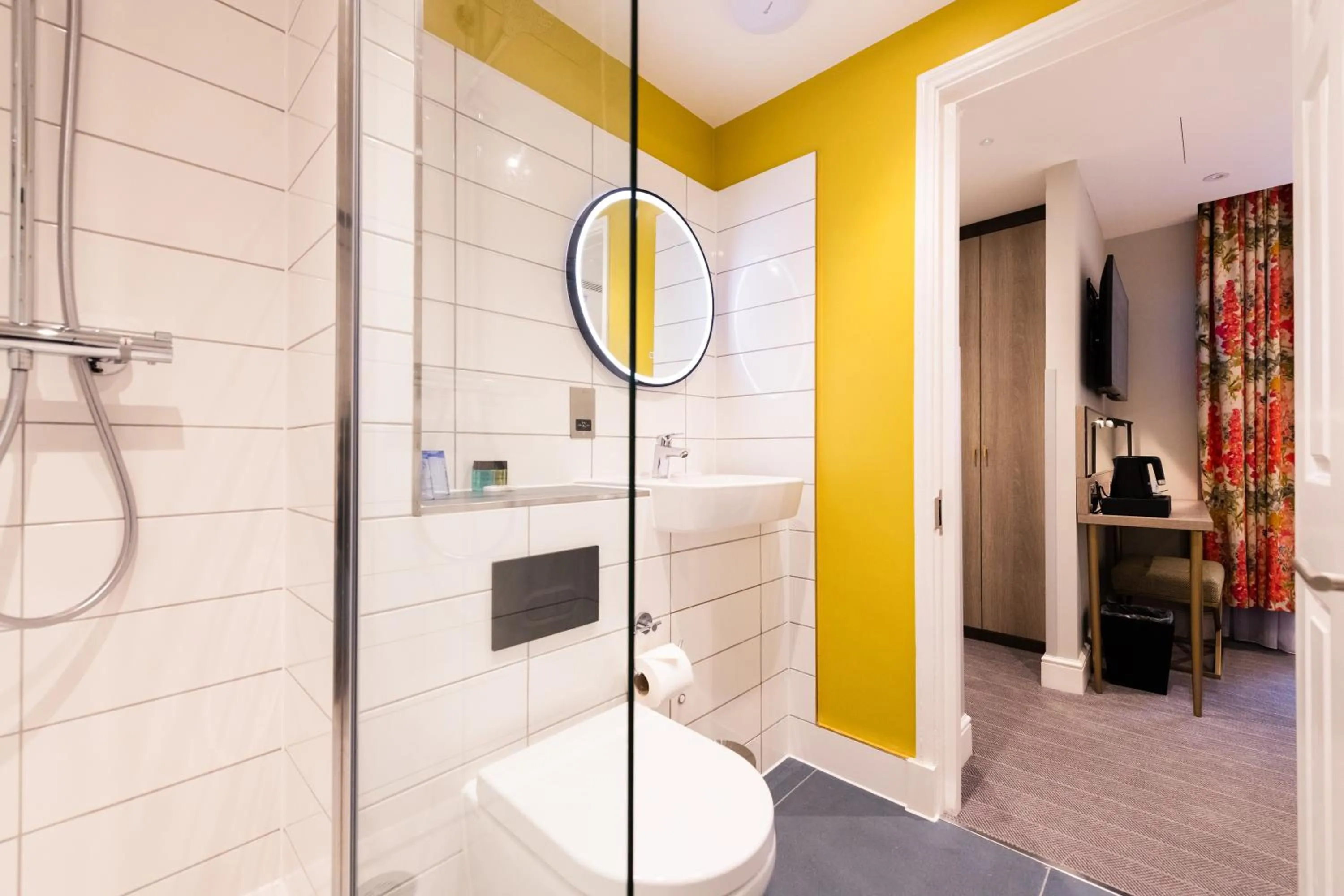 Shower in Byron Hotel