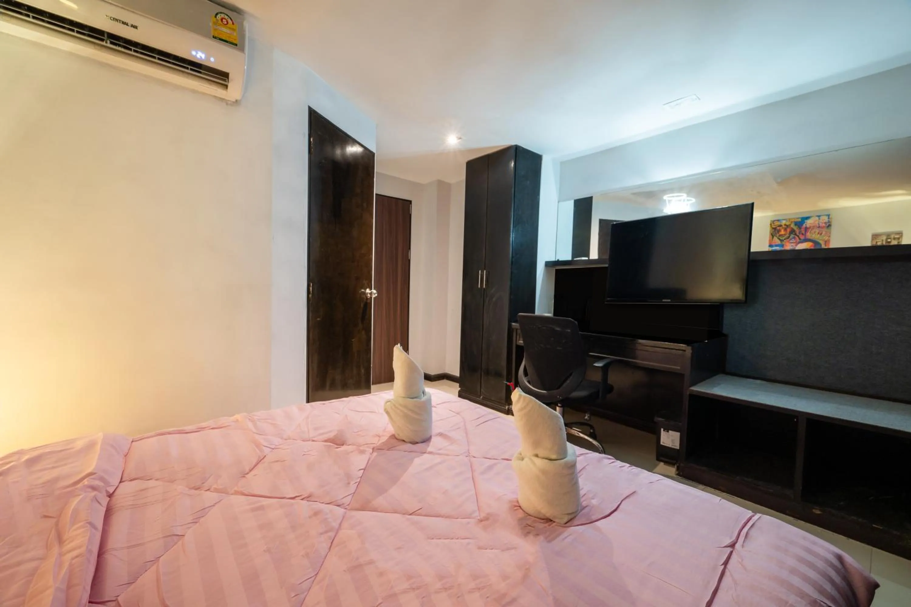 Bed in Abunawas Merry Inn at Walking Street