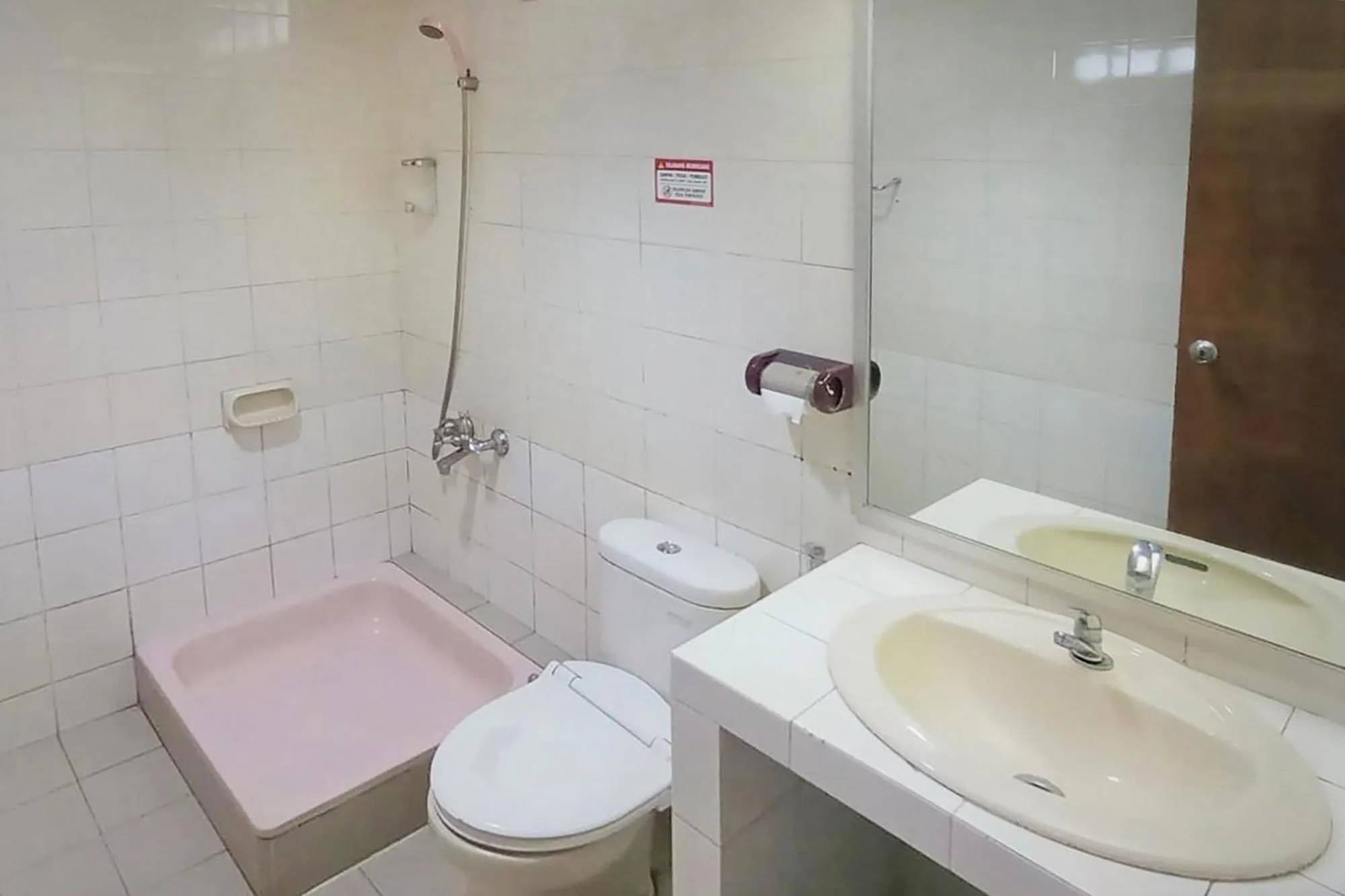 Shower in Urbanview Hotel Bahtera Tarakan by RedDoorz