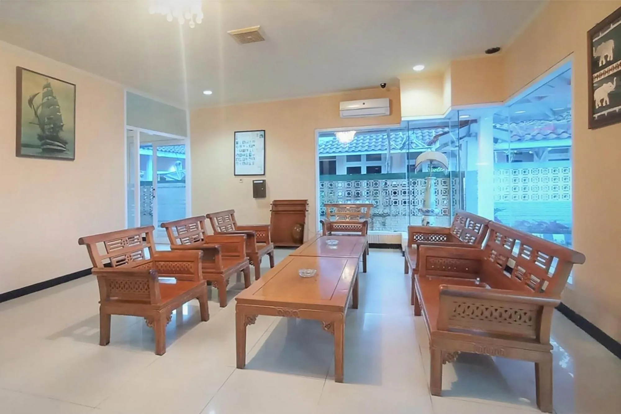 Seating area in Urbanview Hotel Bahtera Tarakan by RedDoorz