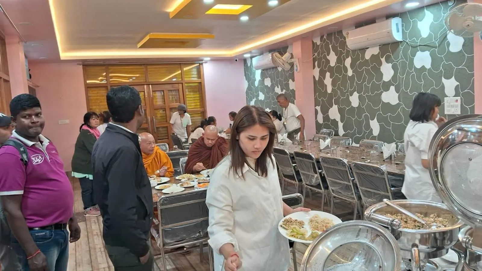 Restaurant/places to eat in Hotel Gridhakuta International