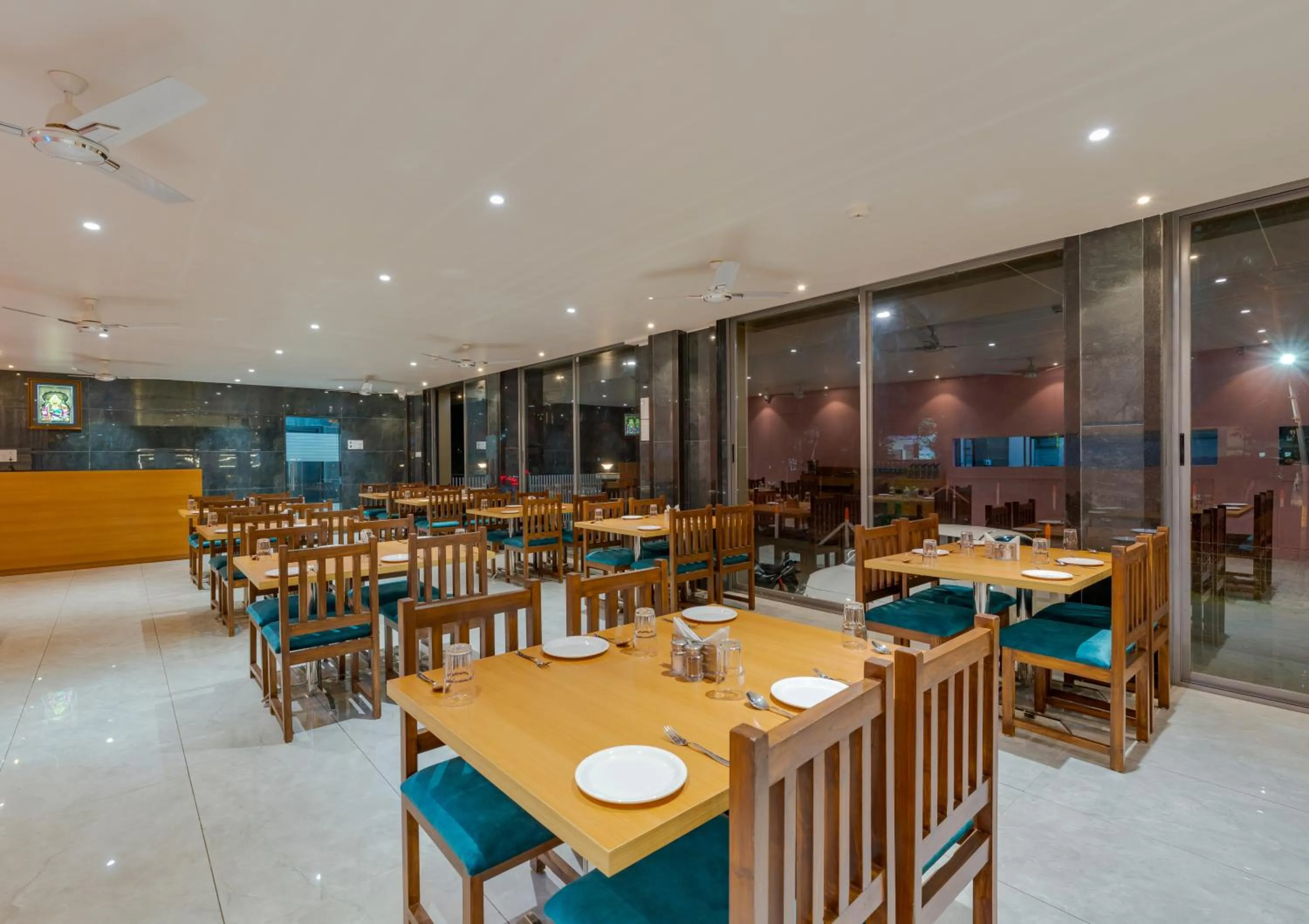 Restaurant/places to eat in Hotel Chiranjeevi Kolhapur