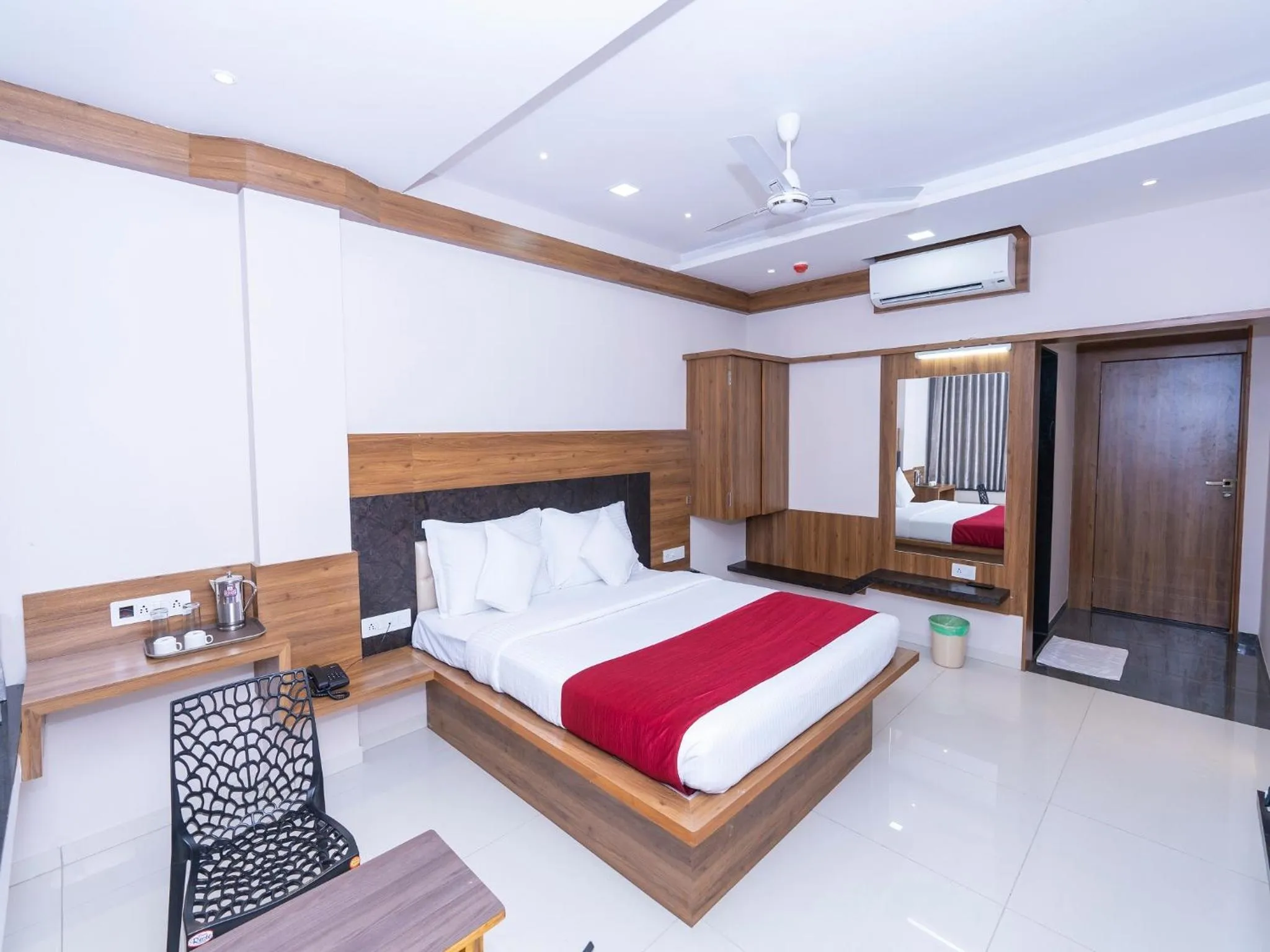 Photo of the whole room in Hotel Chiranjeevi Kolhapur