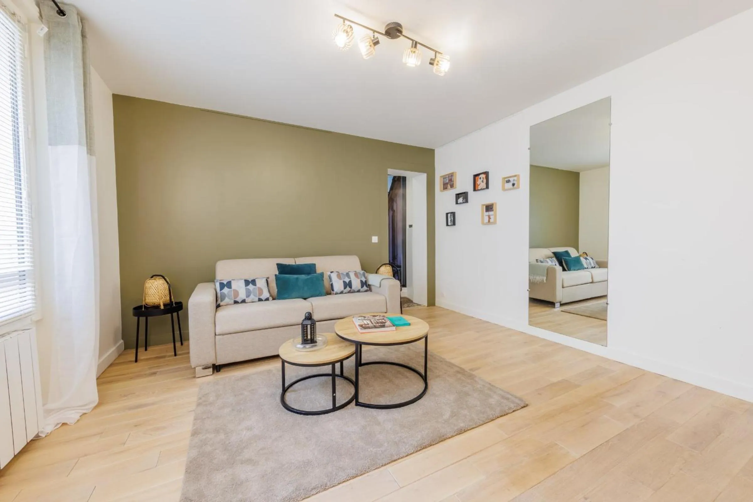 Living room in Authentic studio - 2P - Eiffel Tower