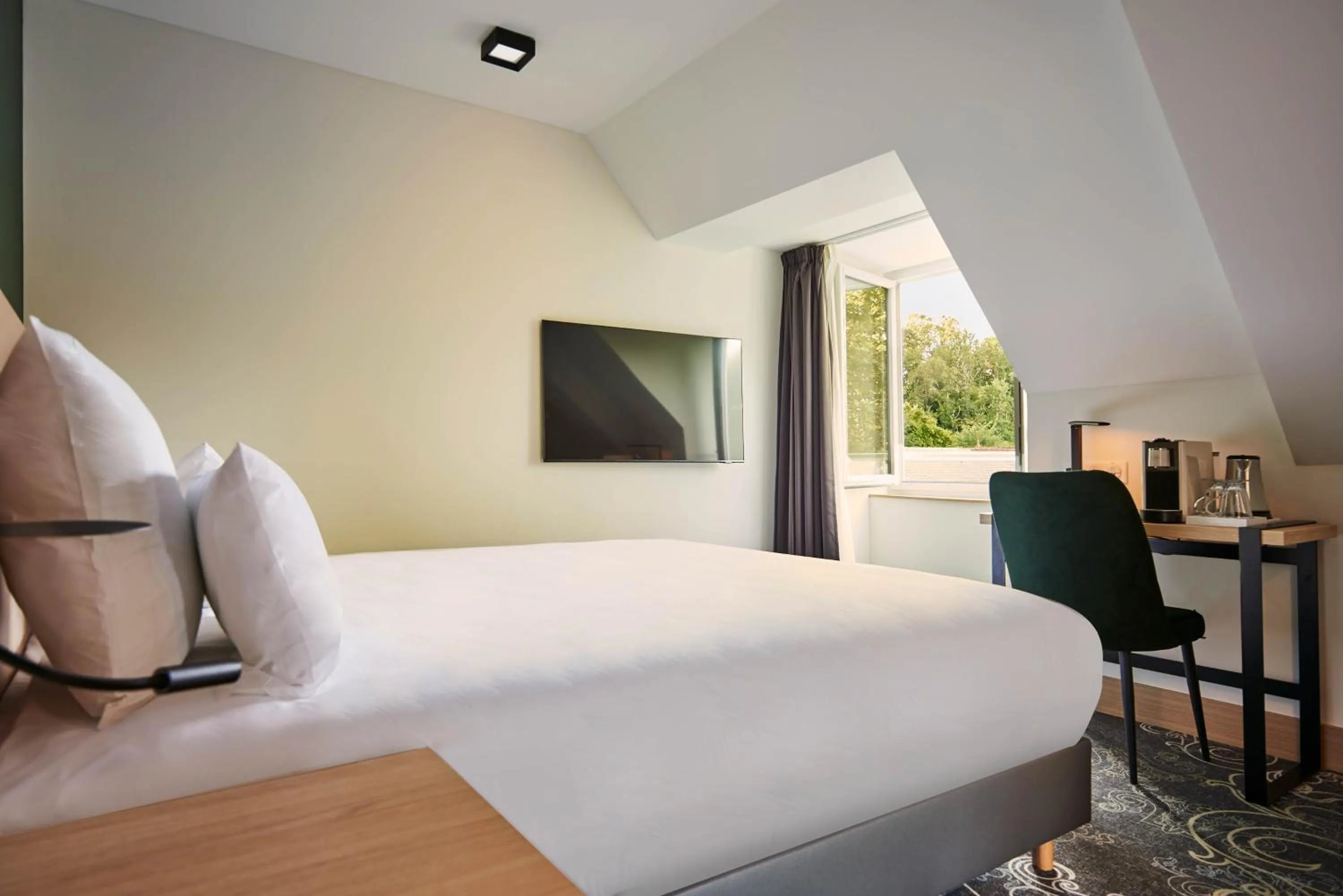 Bed in Le Grand Hôtel, The Originals Relais