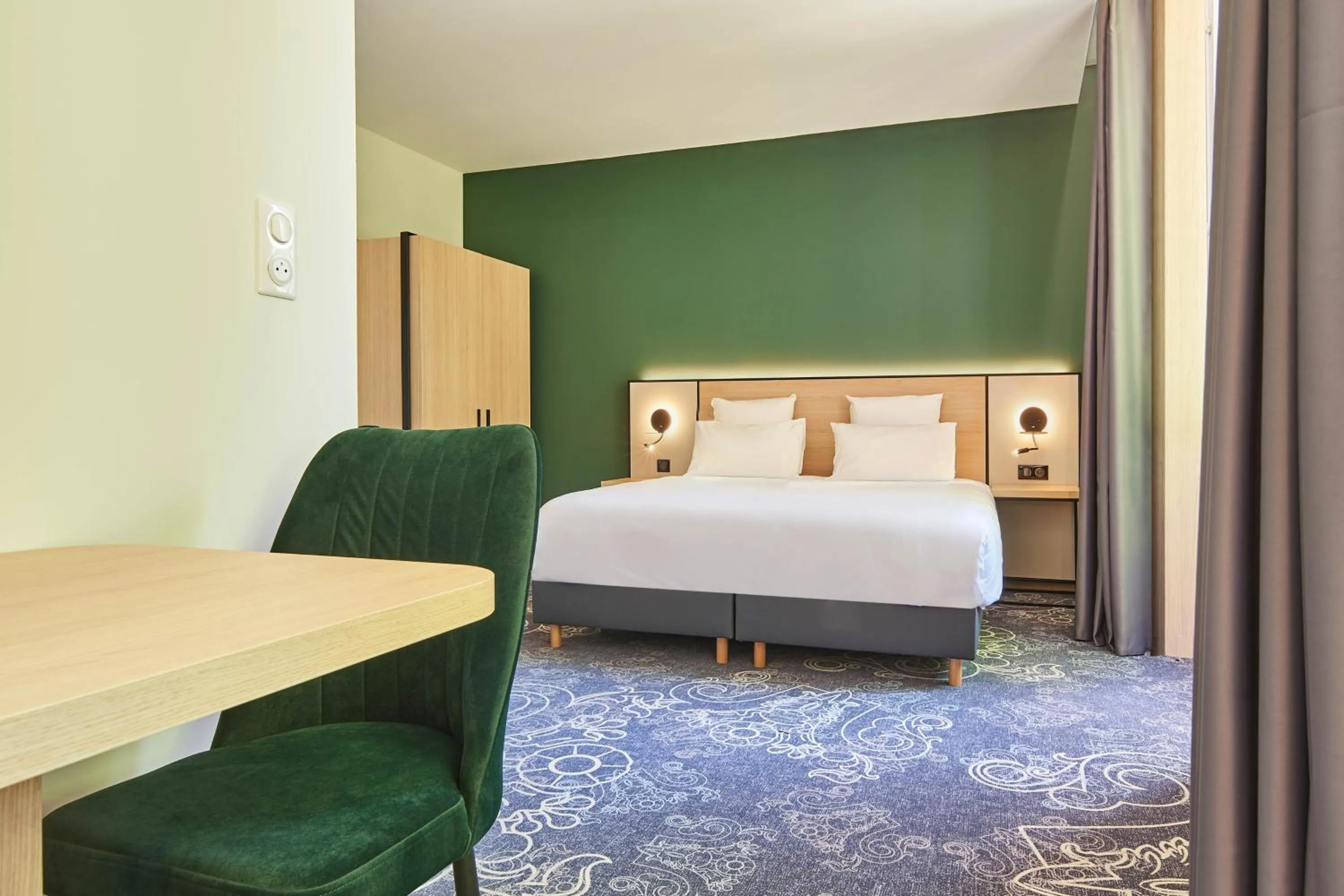 Bed in Le Grand Hôtel, The Originals Relais