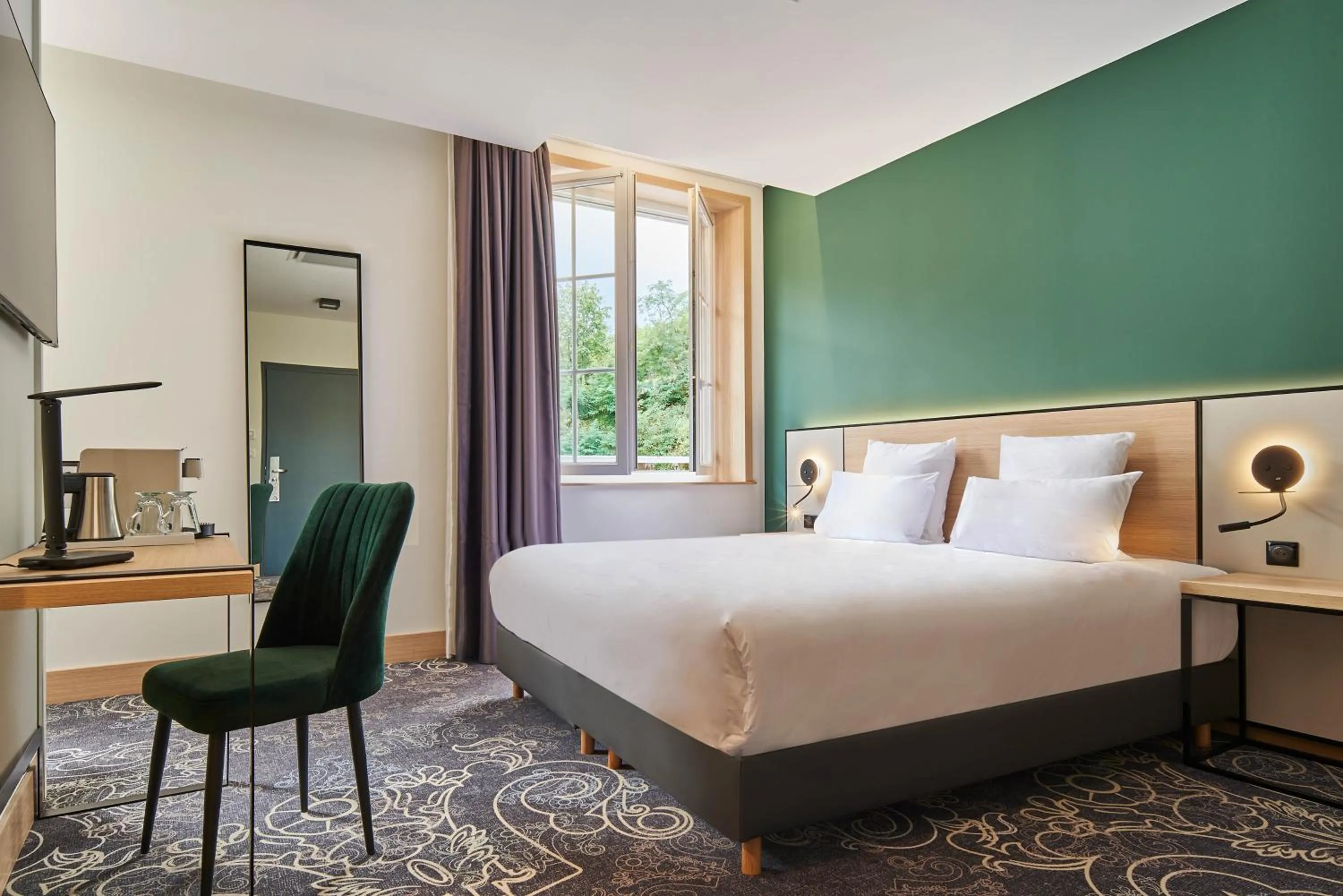 Bed in Le Grand Hôtel, The Originals Relais