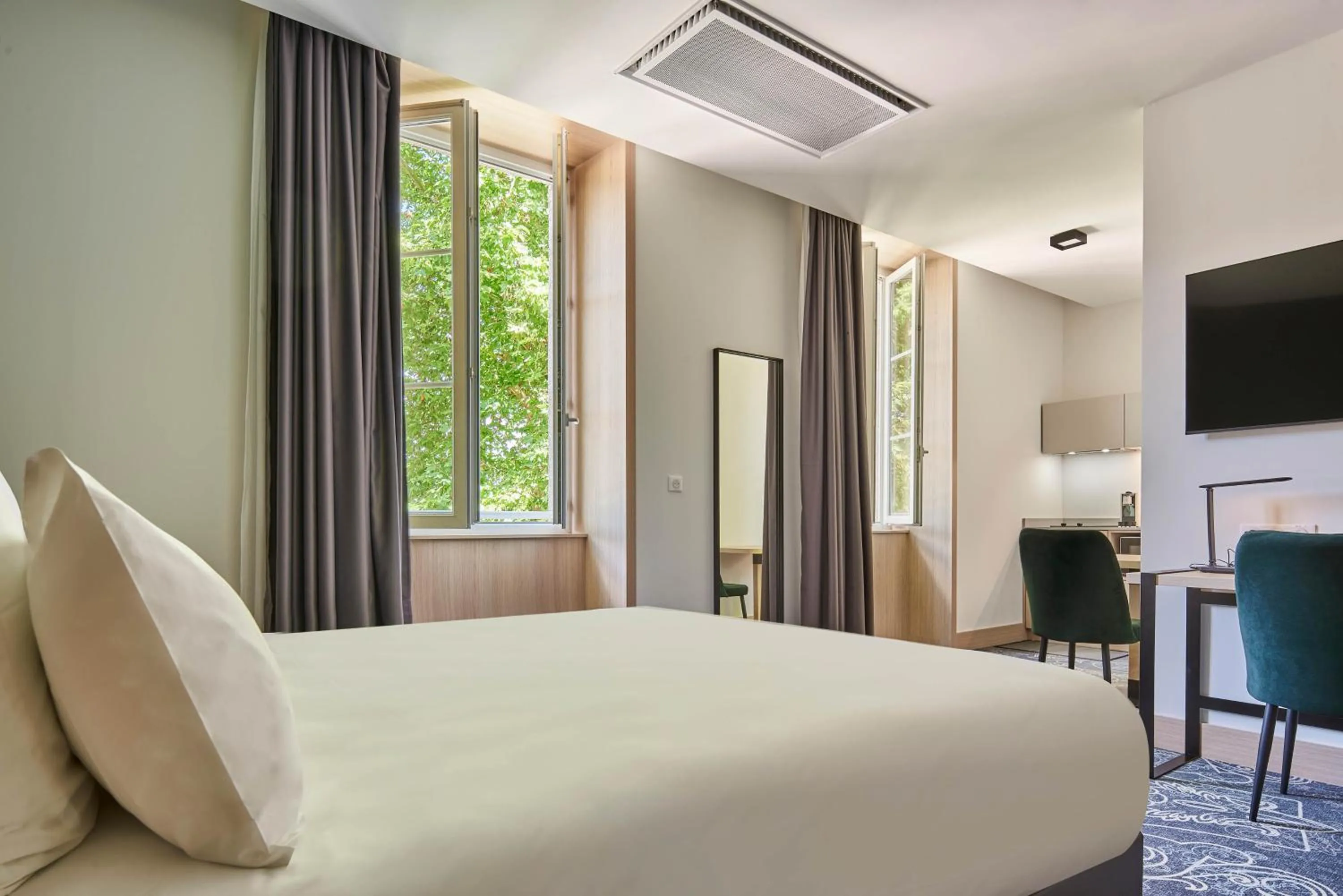 Bed in Le Grand Hôtel, The Originals Relais