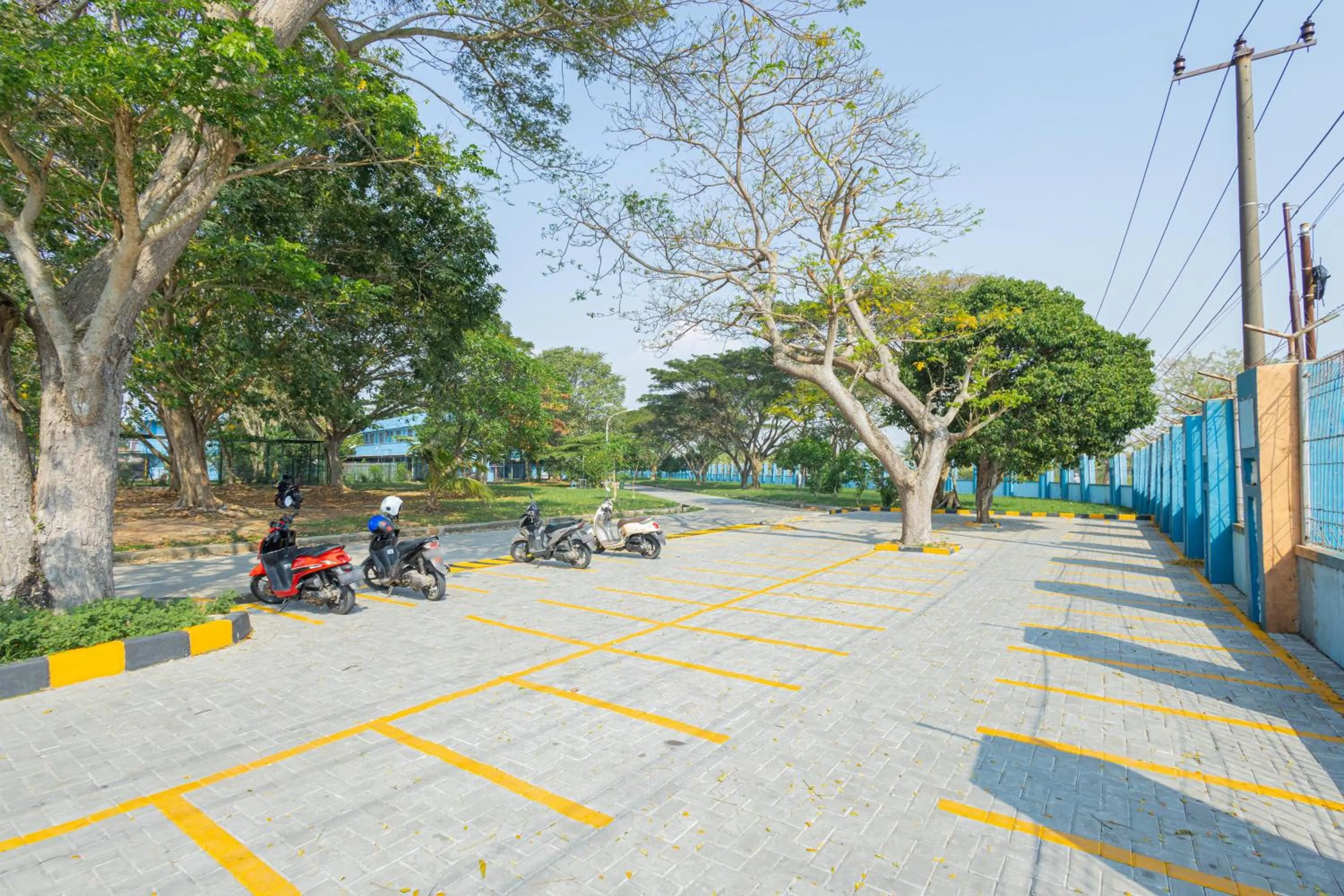 Parking in RedDoorz @ Politeknik Pelayaran Banten