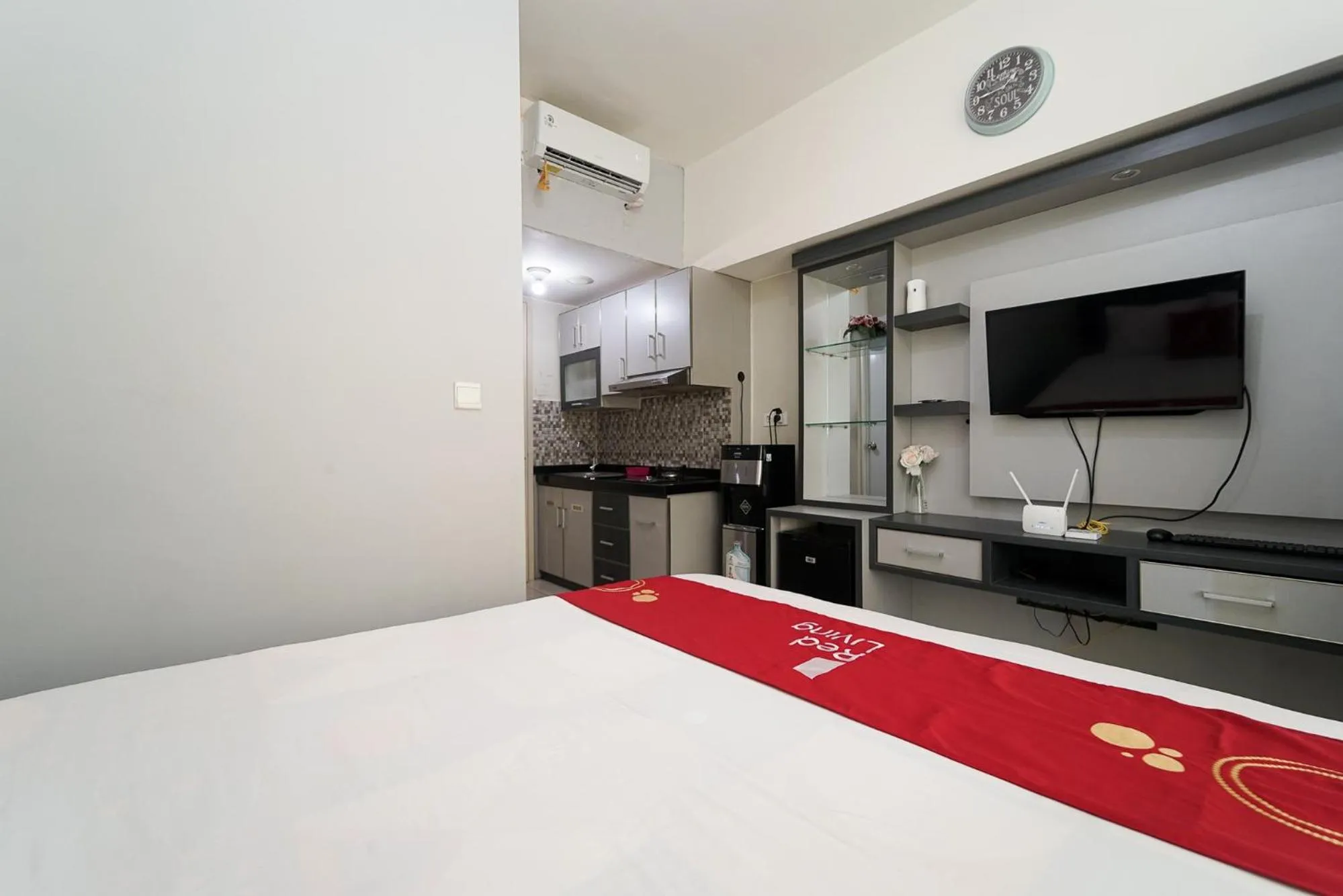 RedLiving Apartemen Springlake Summarecon - Happy Rooms with Netflix