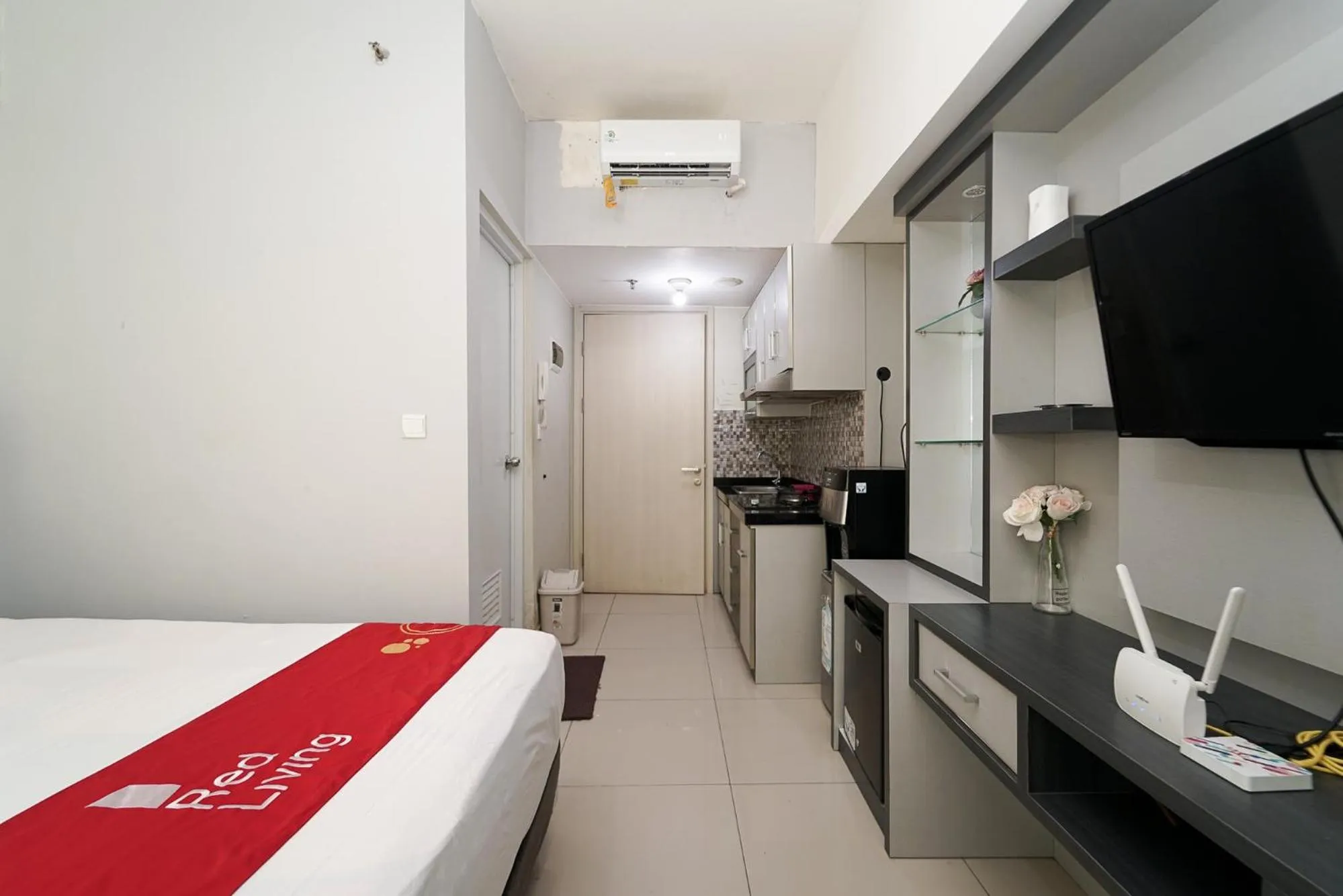 Bed in RedLiving Apartemen Springlake Summarecon - Happy Rooms with Netflix