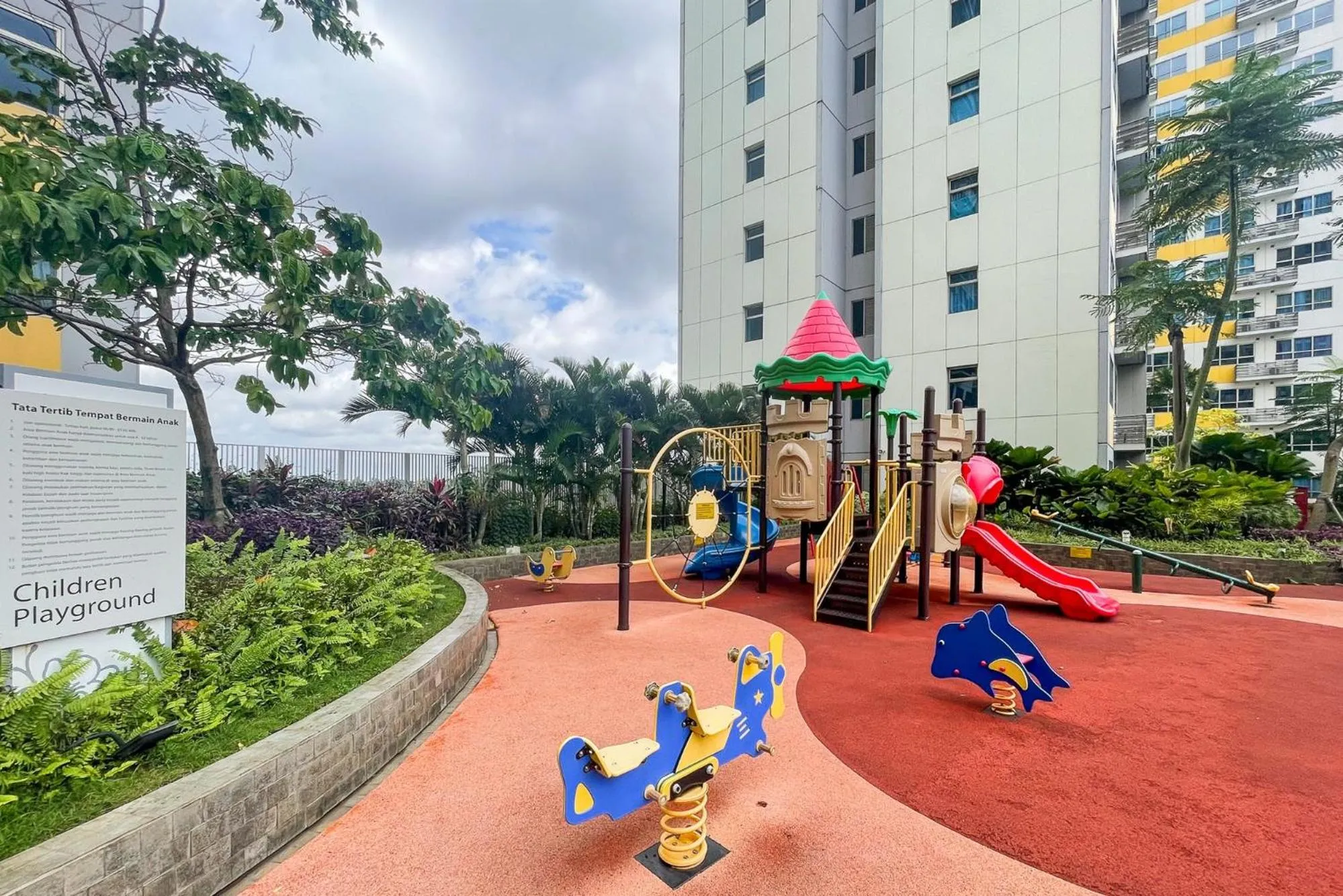 RedLiving Apartemen Springlake Summarecon - Happy Rooms with Netflix