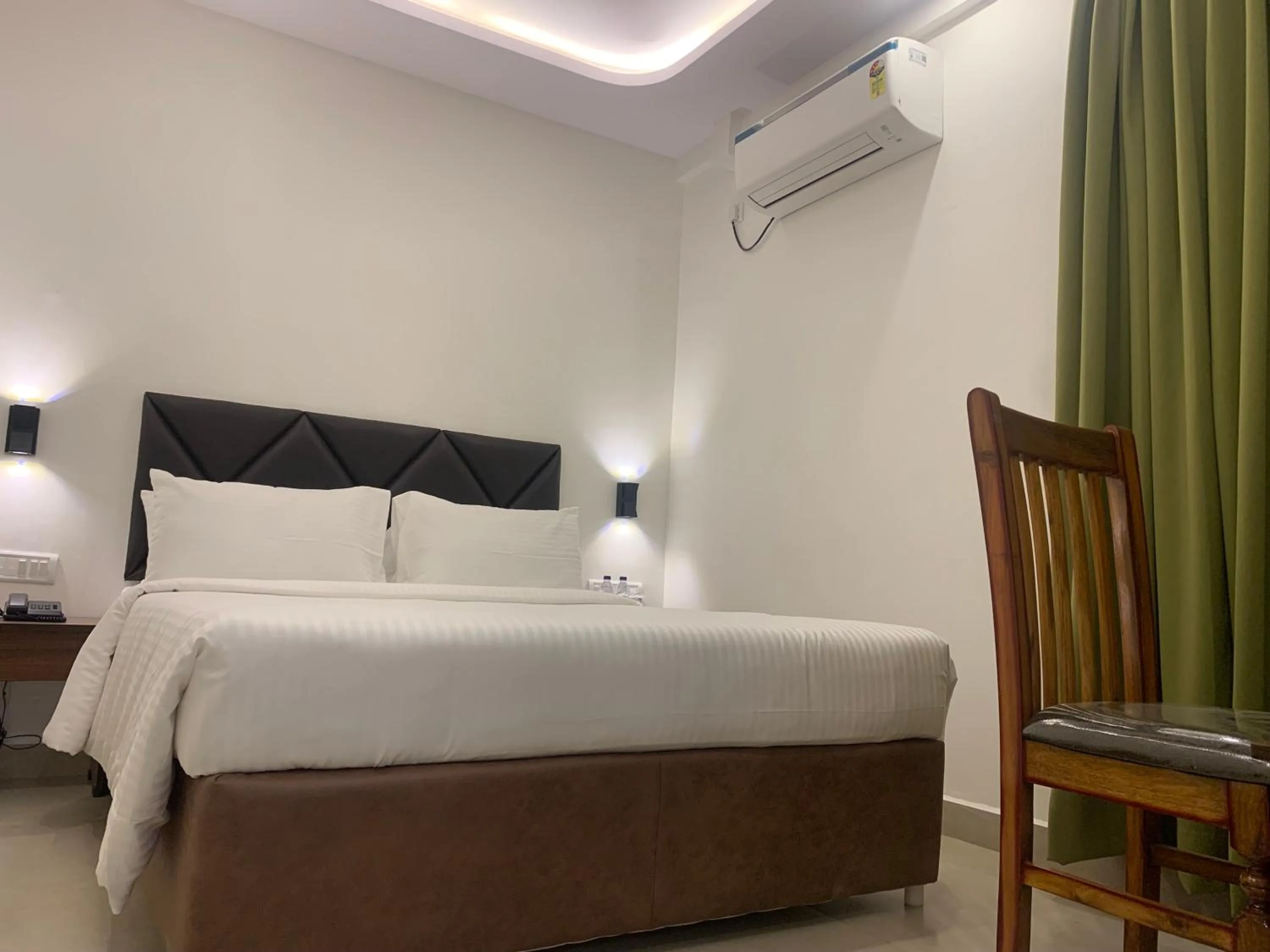 Photo of the whole room, Bed in Hotel Le Grandeur