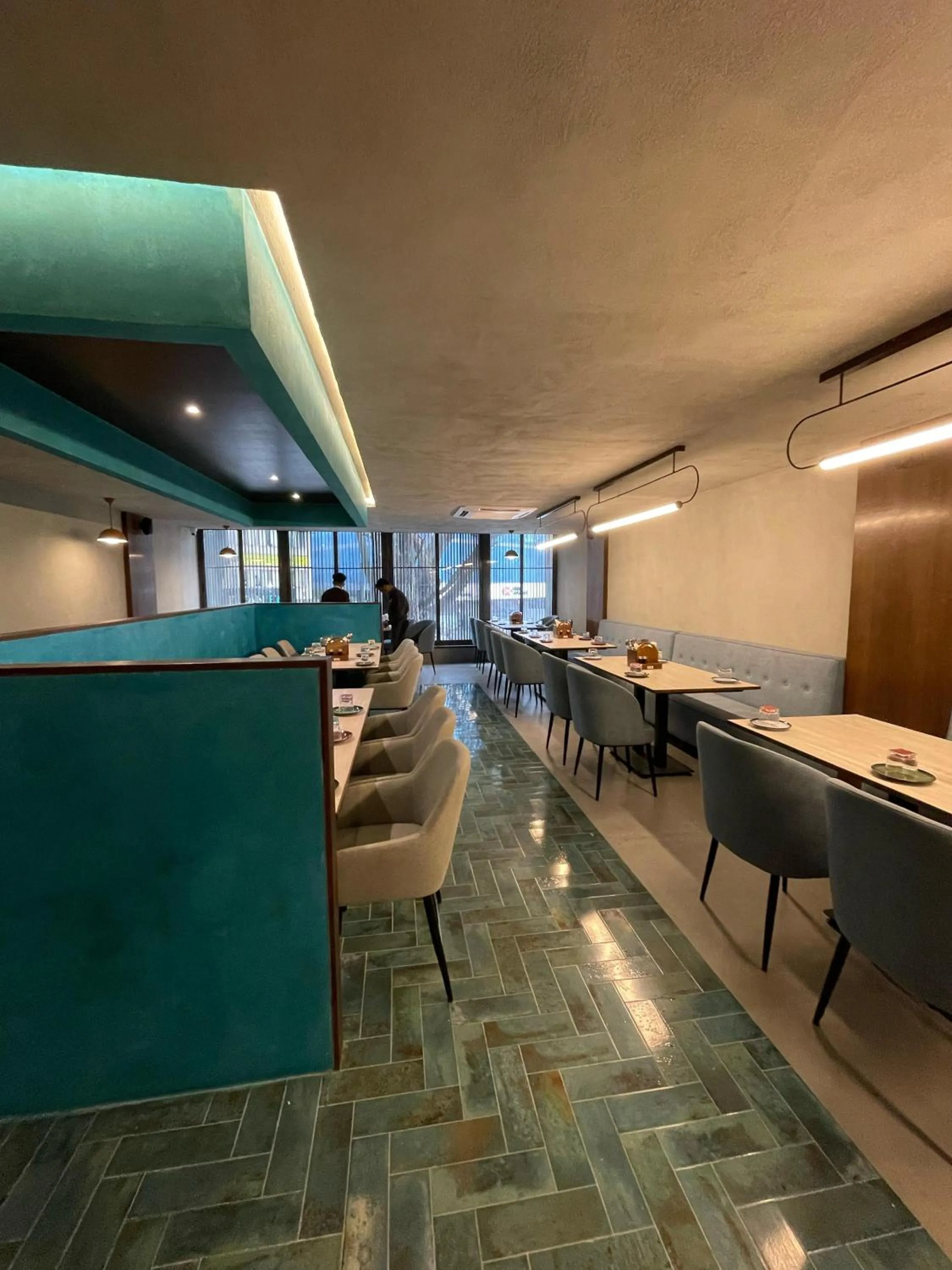 Restaurant/places to eat in Hotel Le Grandeur