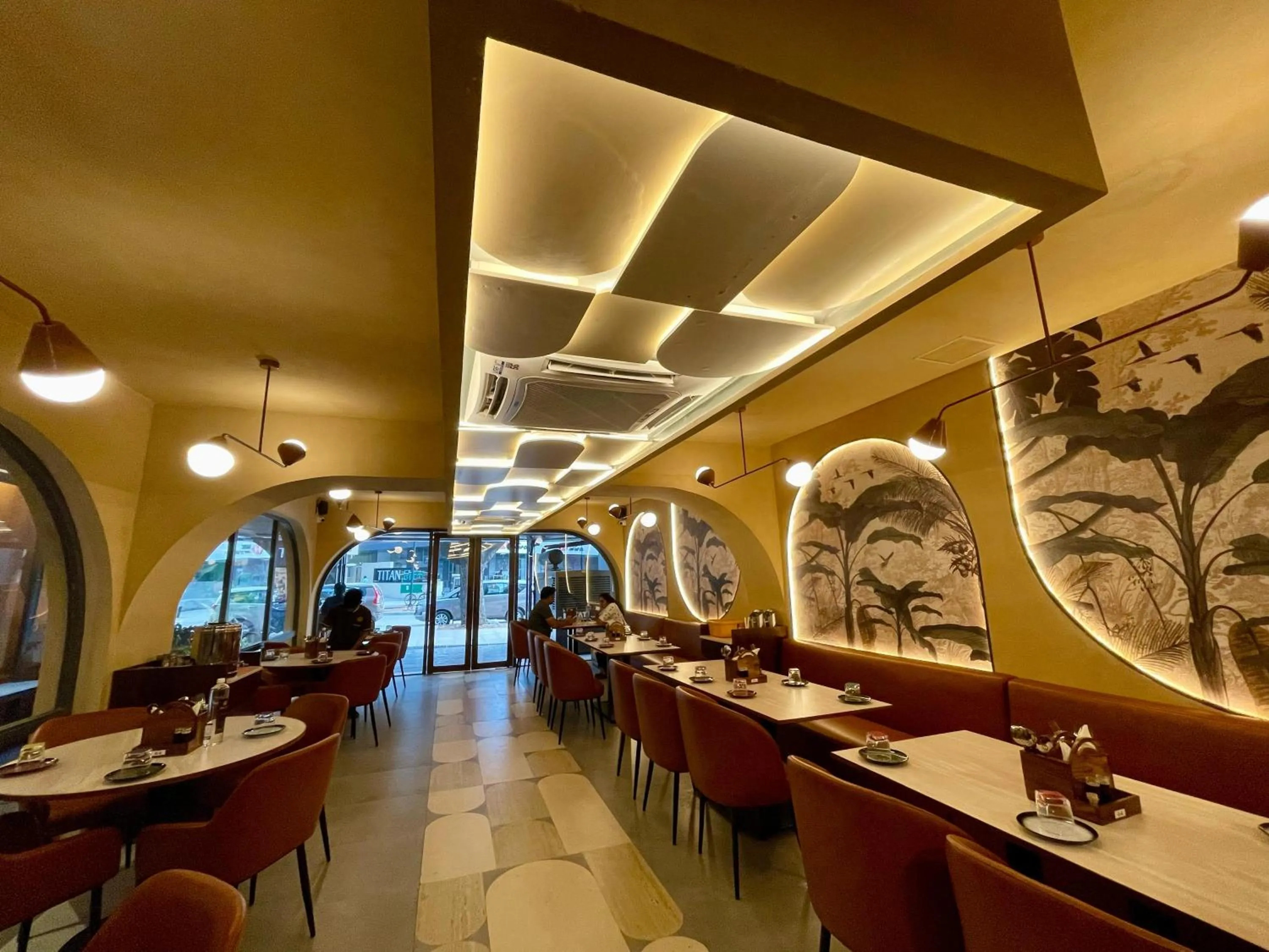 Restaurant/places to eat in Hotel Le Grandeur