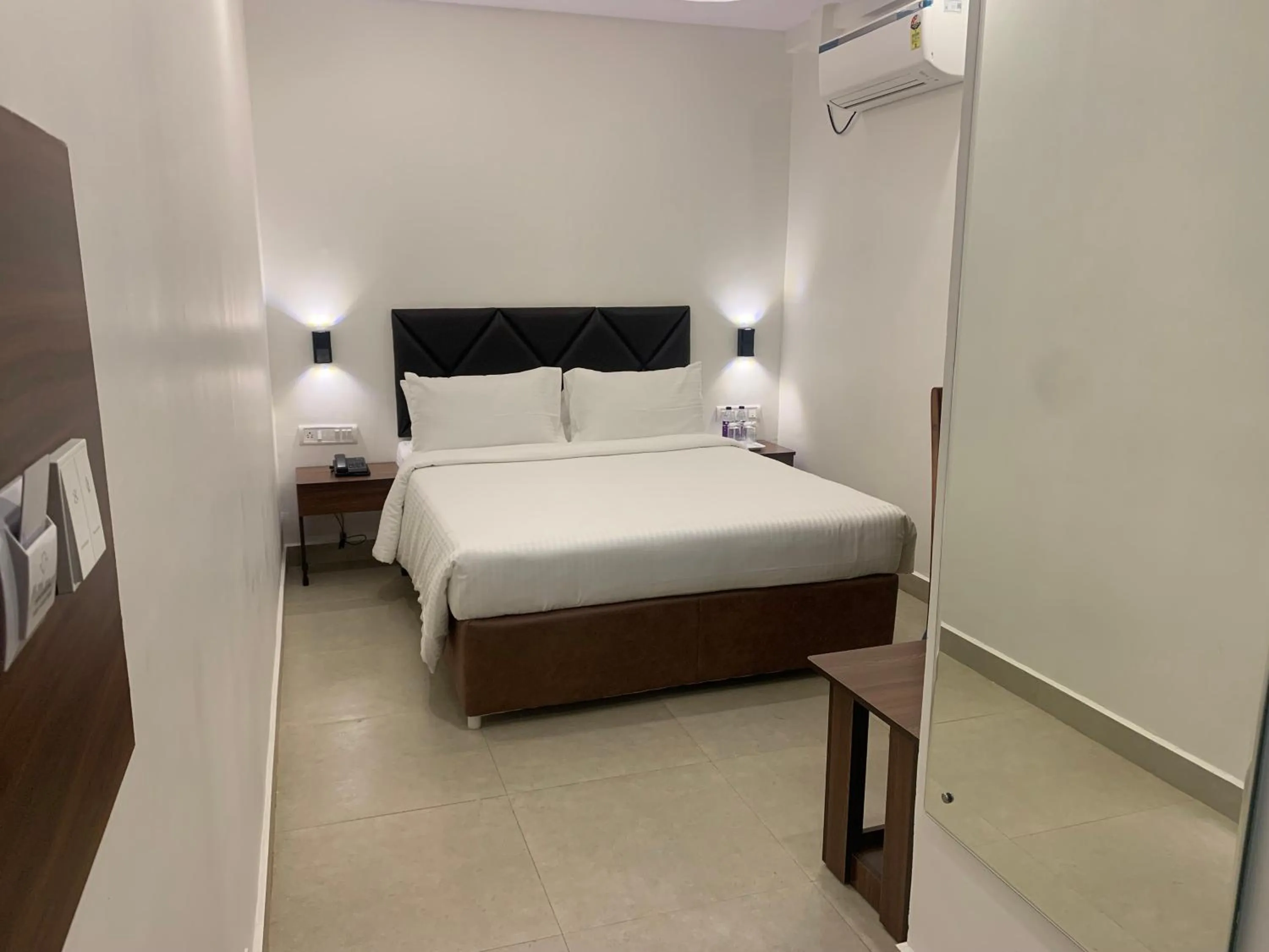 Photo of the whole room, Bed in Hotel Le Grandeur