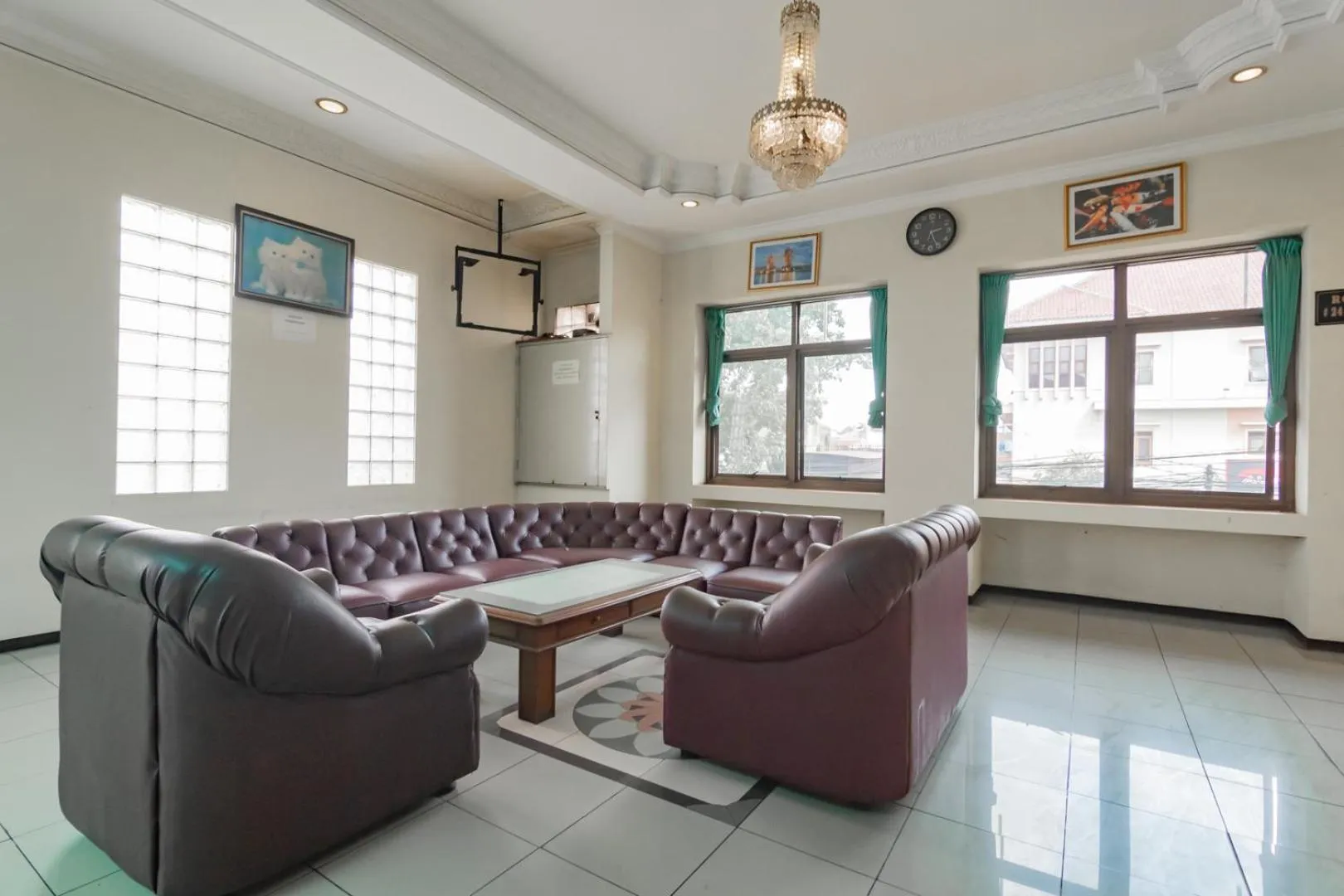 Seating area in RedDoorz @ Achino Hotel Bandung