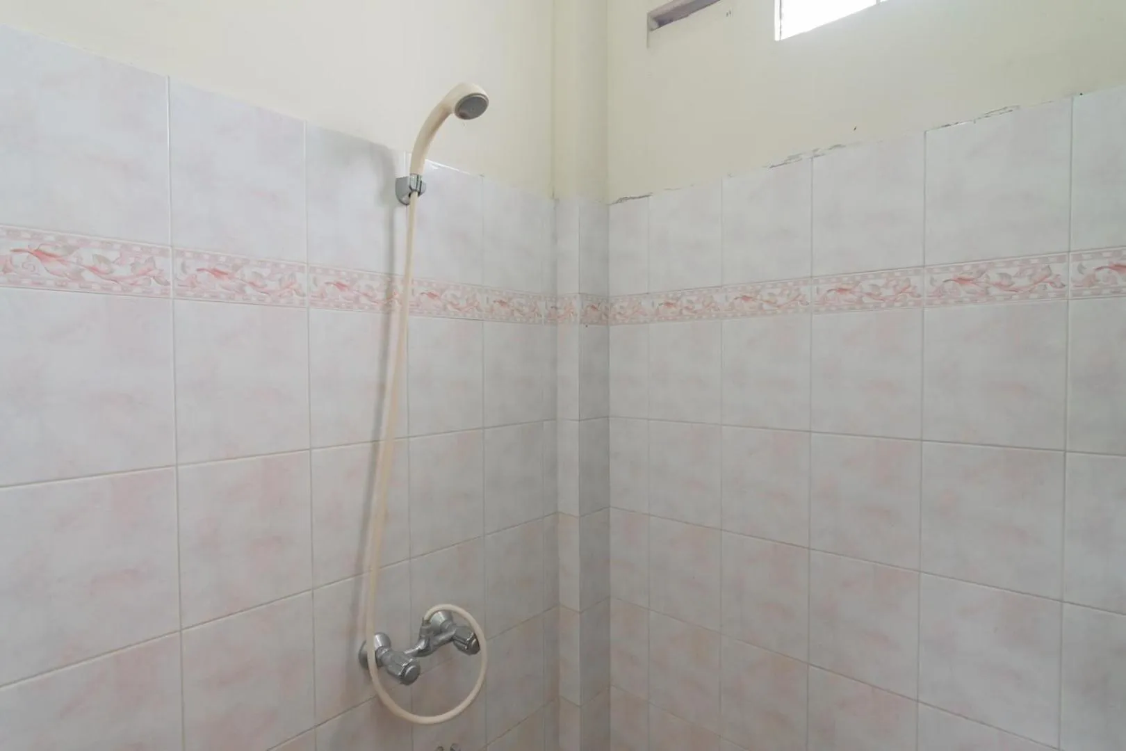 Bathroom in RedDoorz @ Achino Hotel Bandung