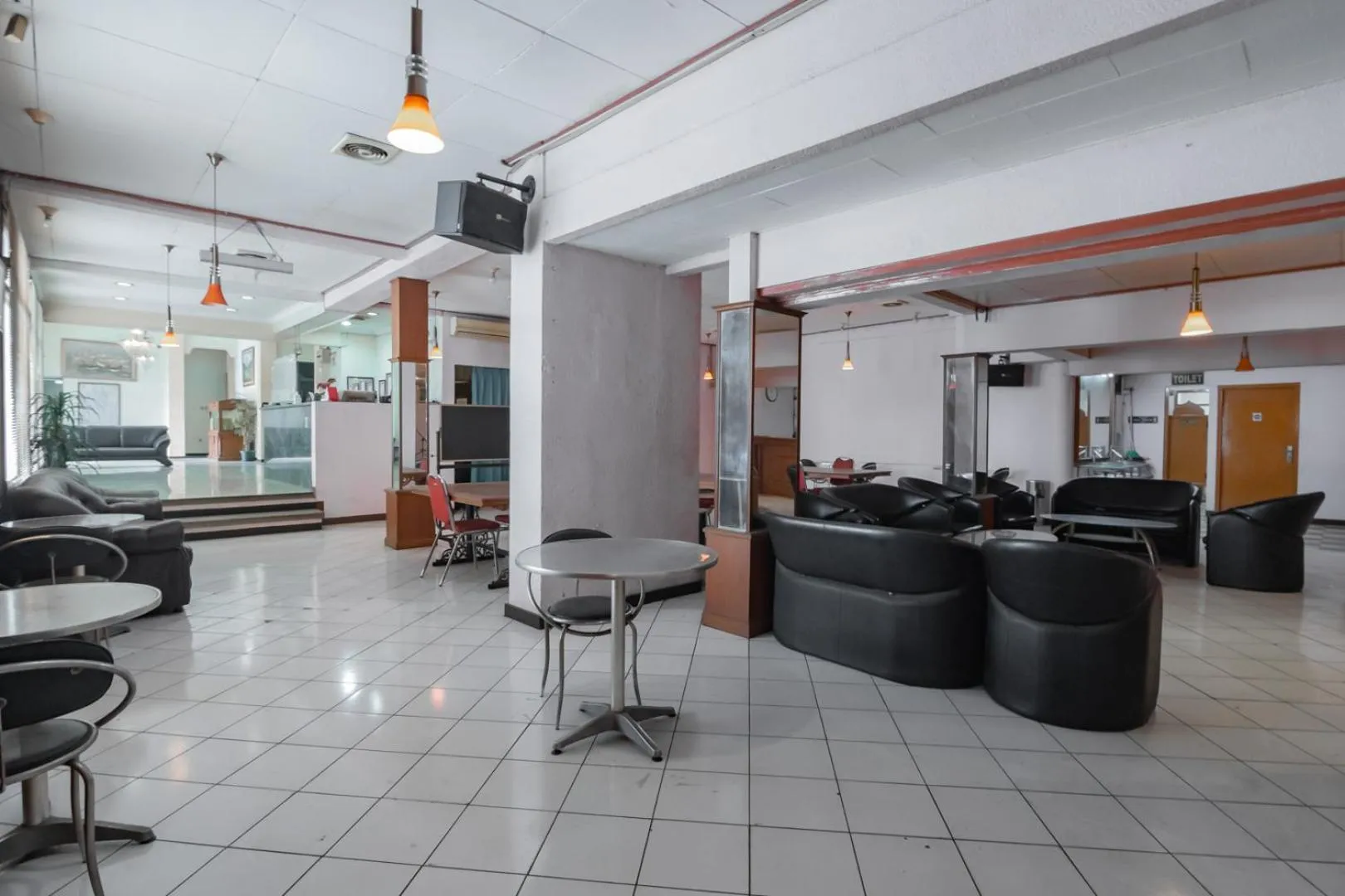 Seating area in RedDoorz @ Achino Hotel Bandung