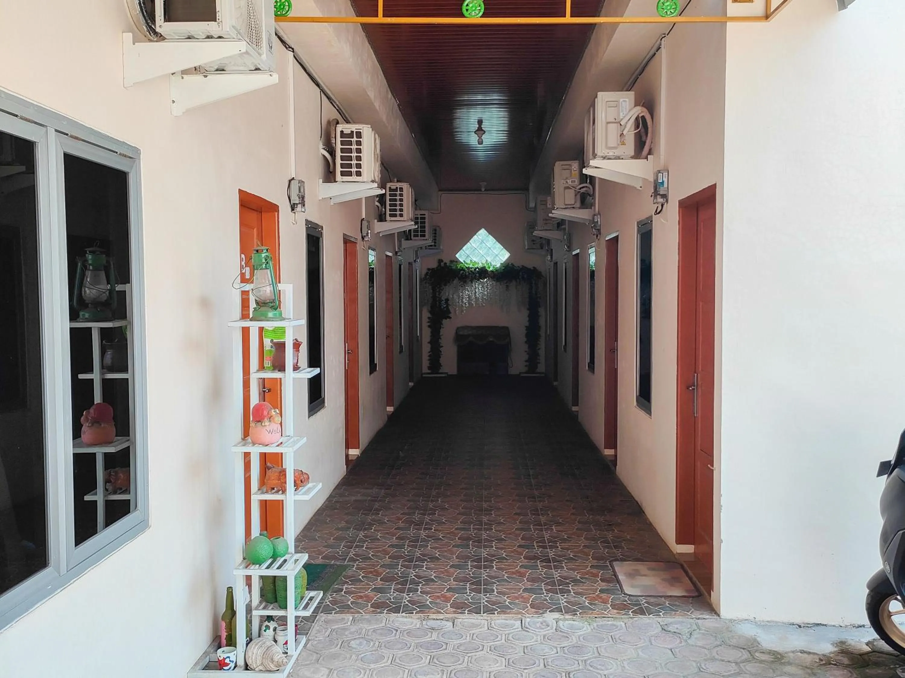 Facade/entrance in New Era Family Homestay Binjai Mitra RedDoorz