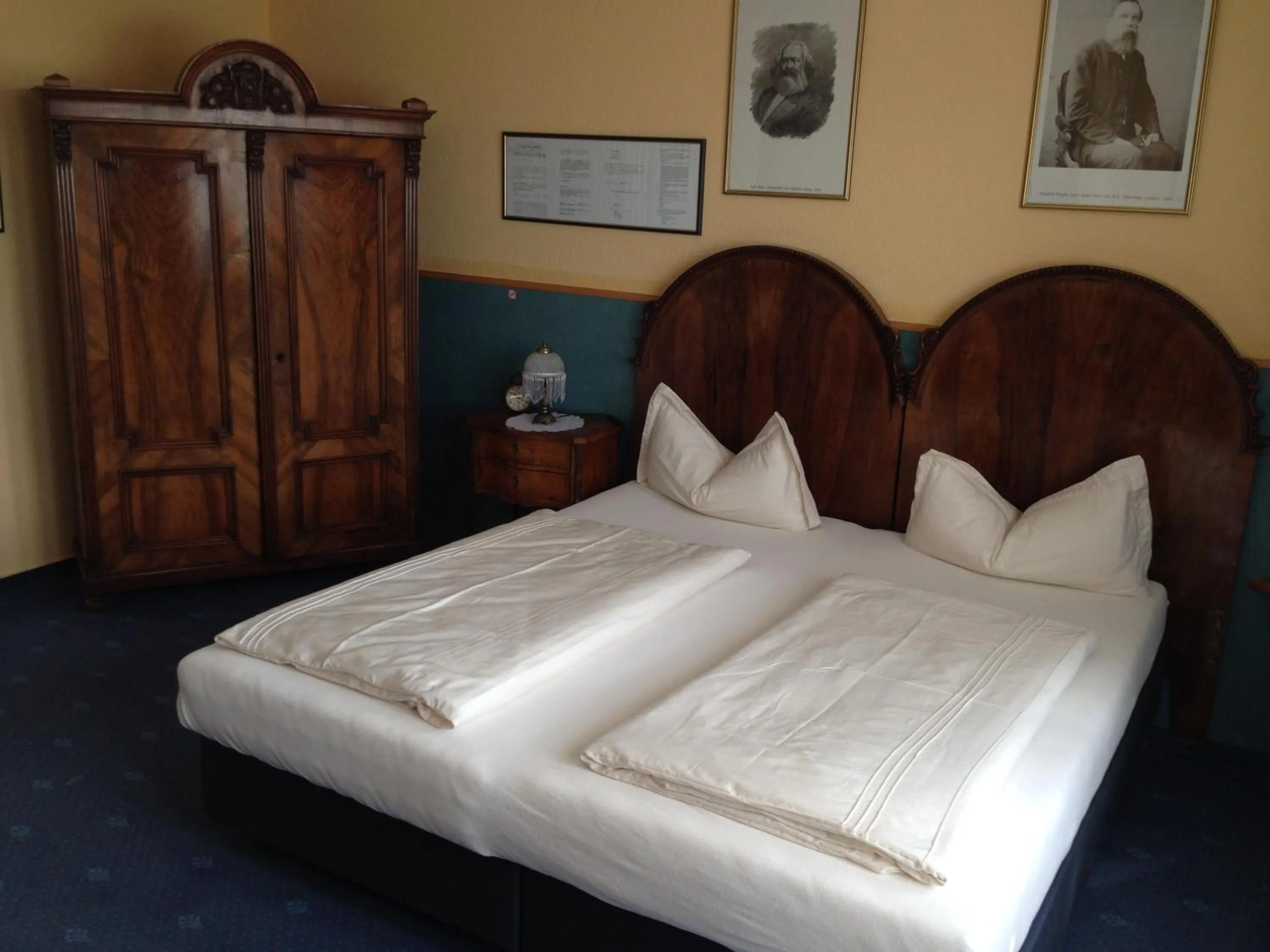 Bed in Hotel am Bayrischen Platz