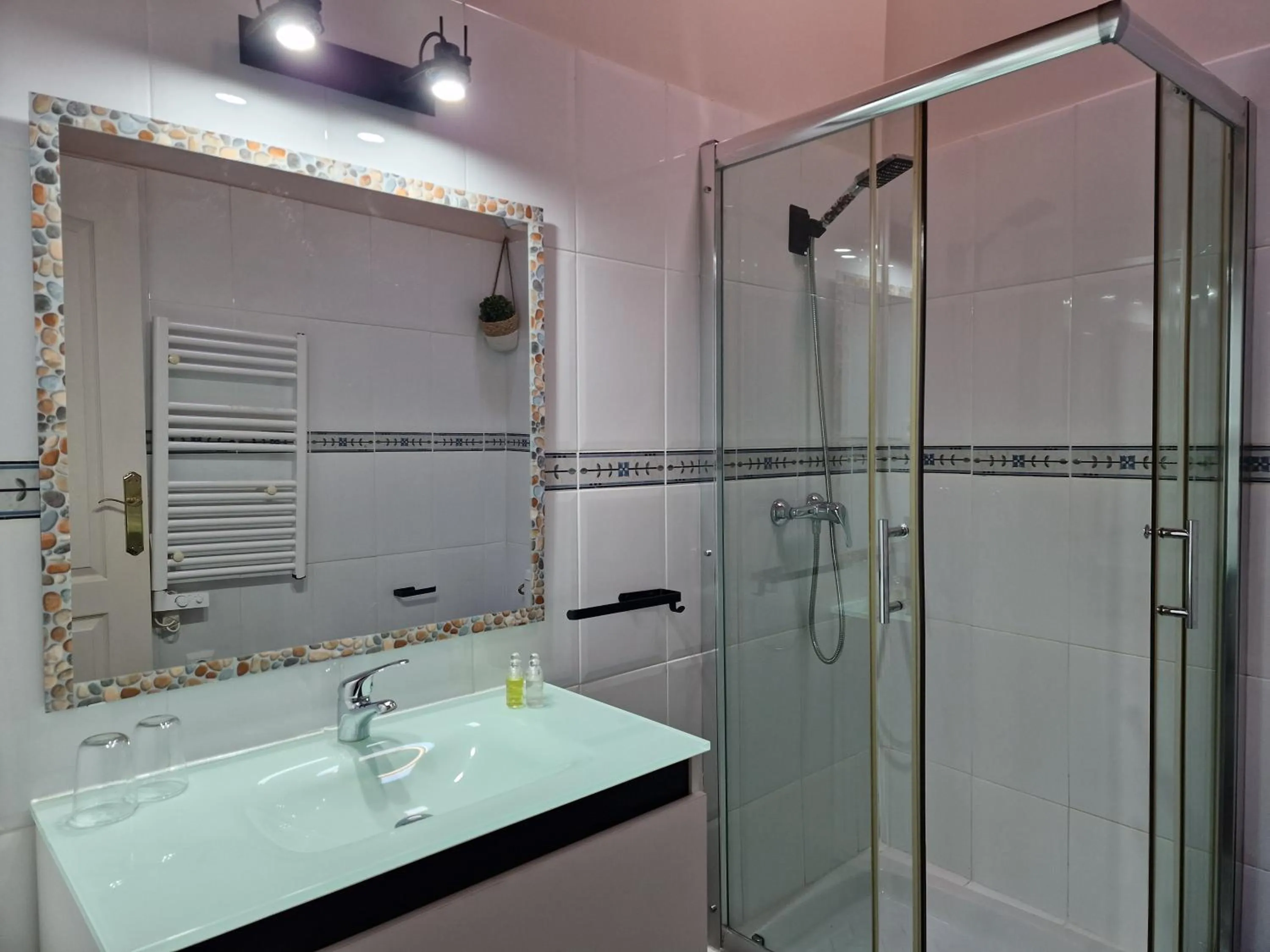 Shower in Camino del Norte Santillana del Mar