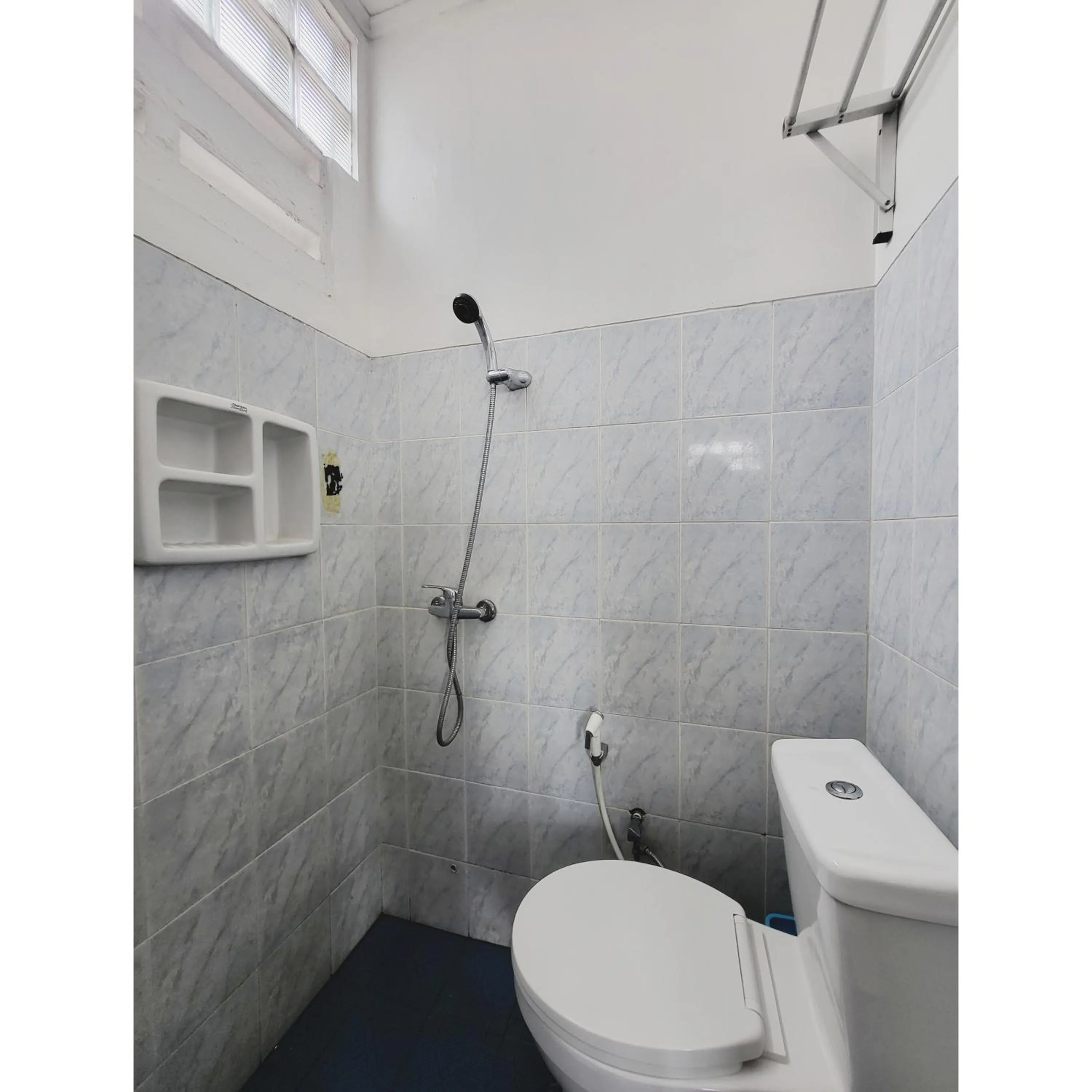 Shower in Bakung Residence