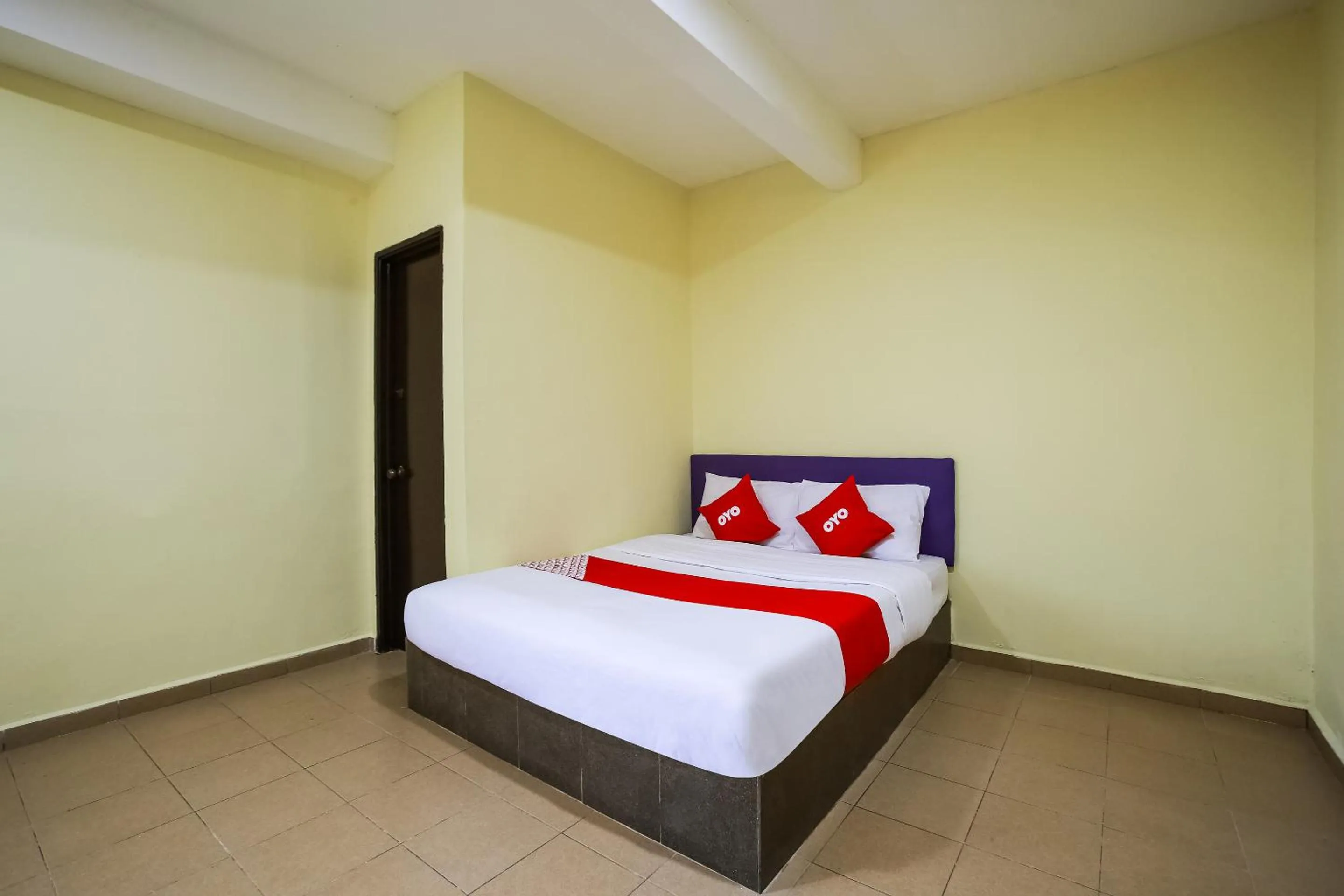 Bed in Happy Inn Hotel