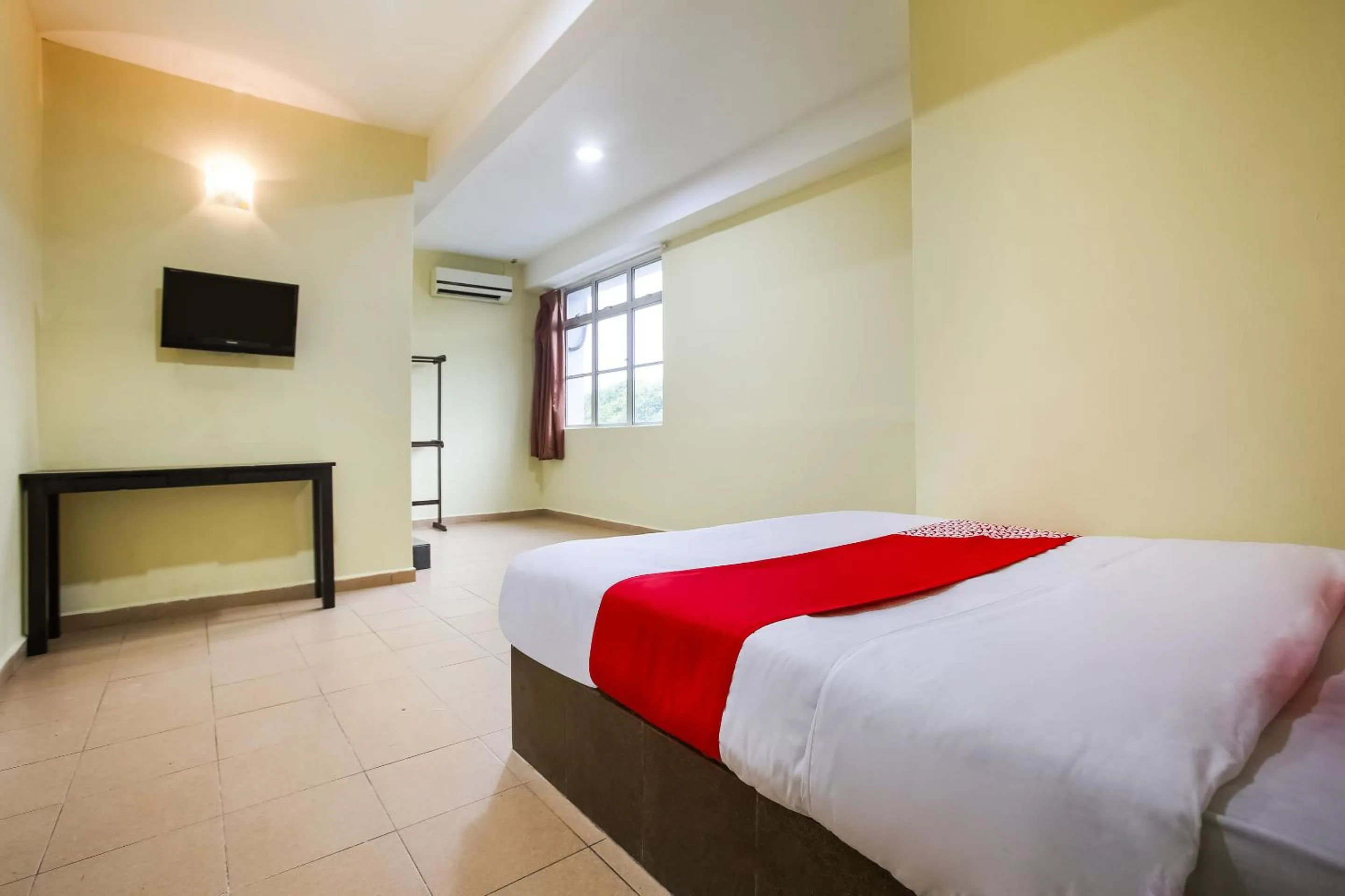 Bed in Happy Inn Hotel