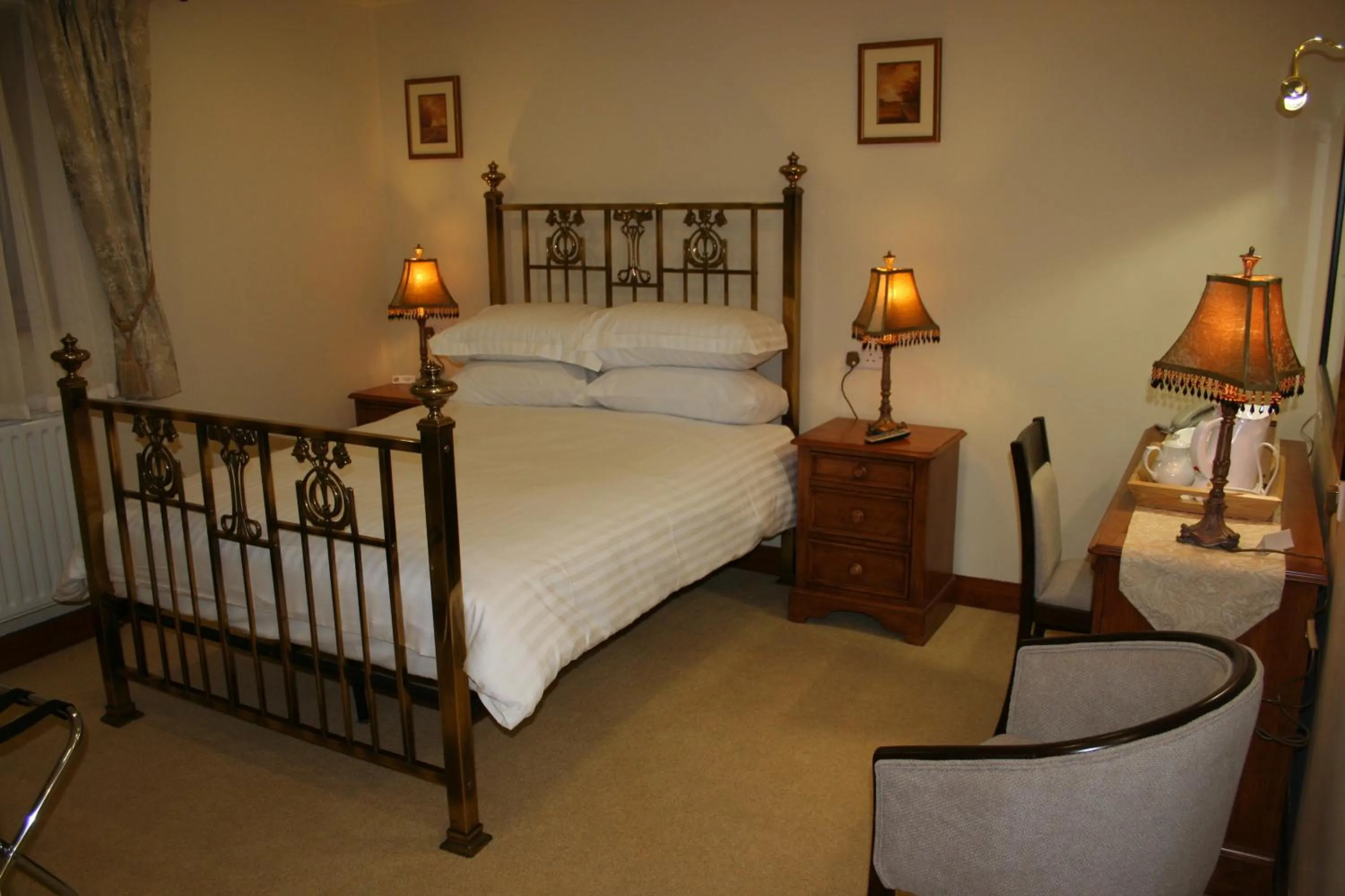 Bed in Three Horseshoes Country Inn