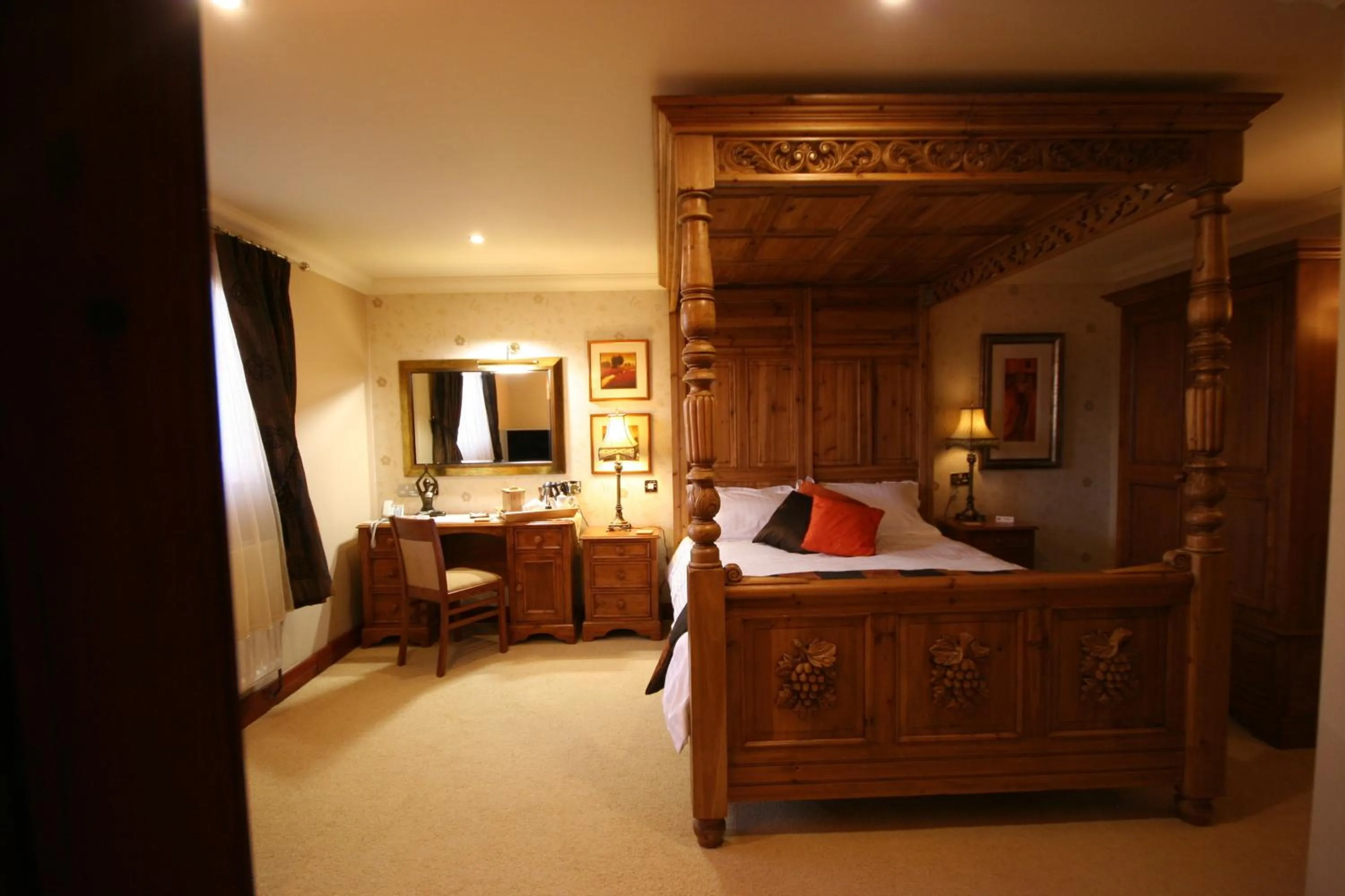 Bed in Three Horseshoes Country Inn