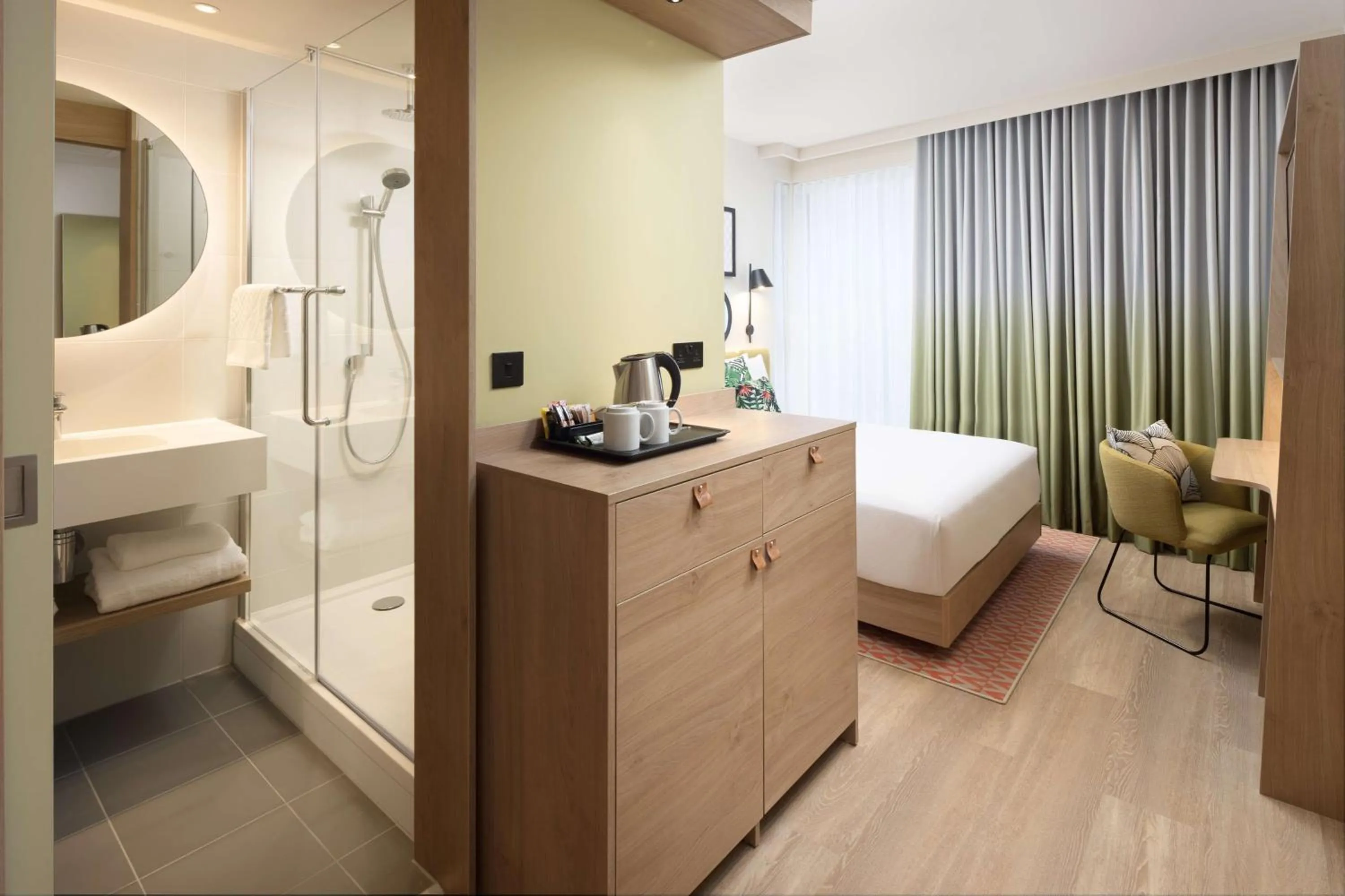 Bathroom, Bed in Hampton By Hilton London Old Street