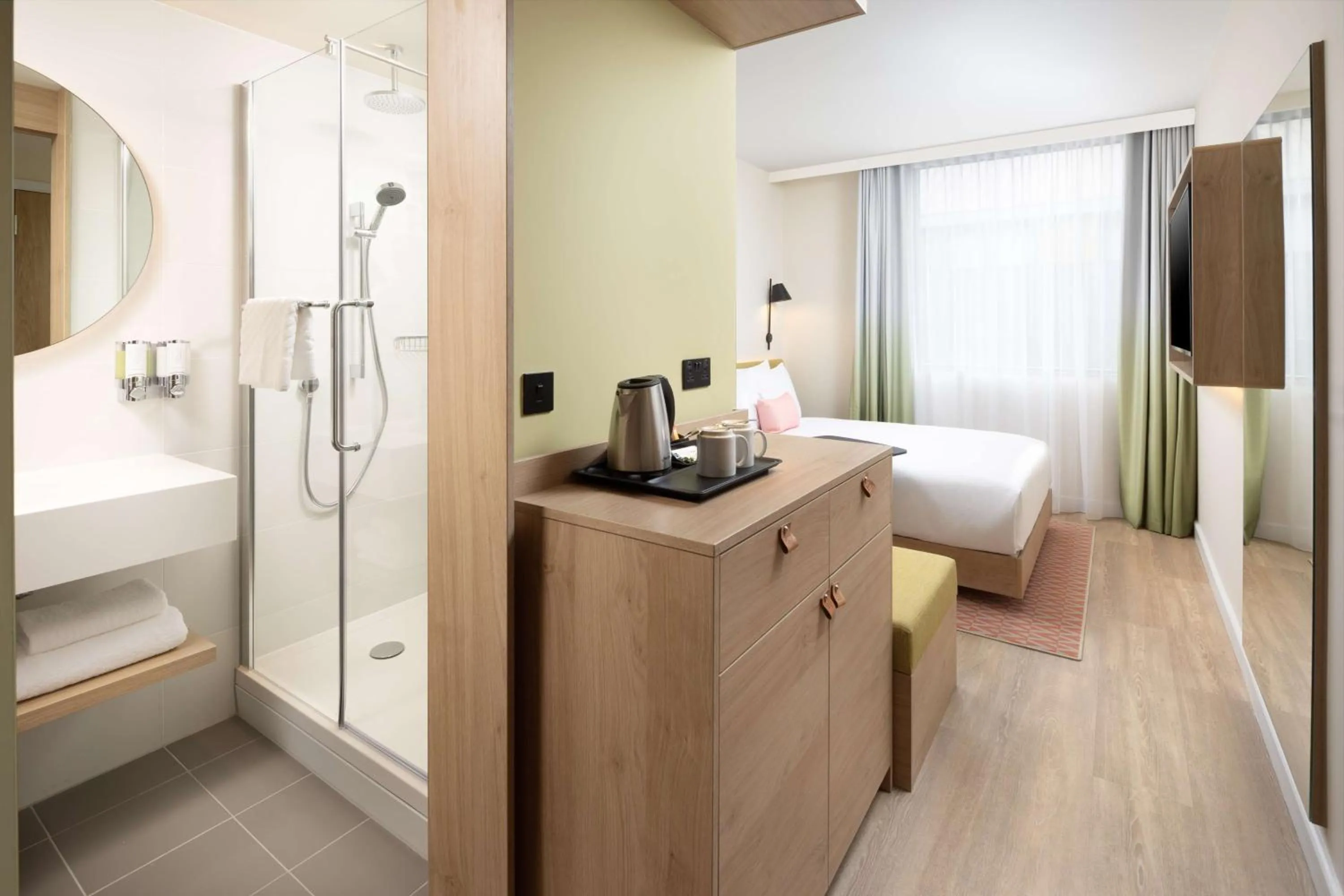 Bathroom, Bed in Hampton By Hilton London Old Street